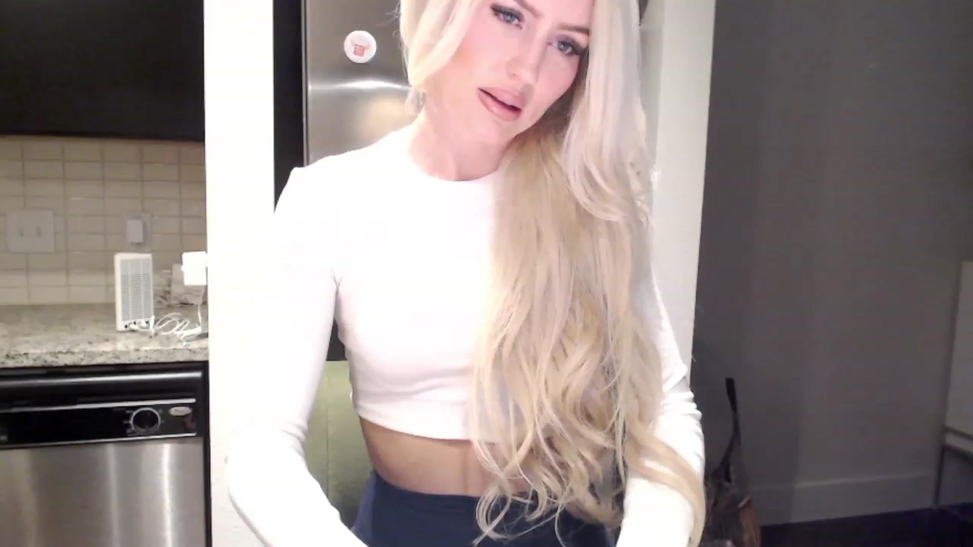 Gallery image thumbnail from Officialelsa's myfreecams stream on, 12/12/2023, 22:28 image 15 of 20