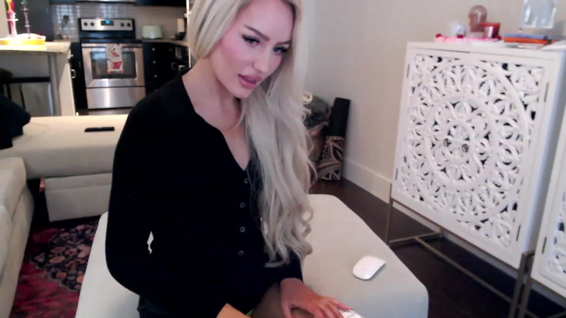 Gallery image thumbnail from Officialelsa's myfreecams stream on, 12/14/2023, 21:52 image 18 of 20