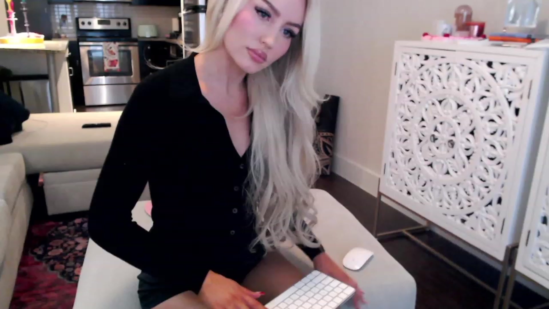 Gallery image thumbnail from Officialelsa's myfreecams stream on, 12/14/2023, 21:52 image 14 of 20