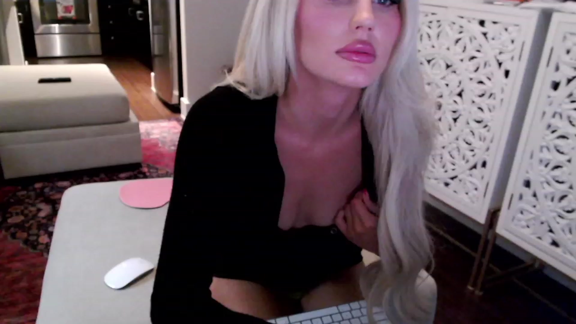 Gallery image thumbnail from Officialelsa's myfreecams stream on, 12/14/2023, 23:17 image 18 of 20