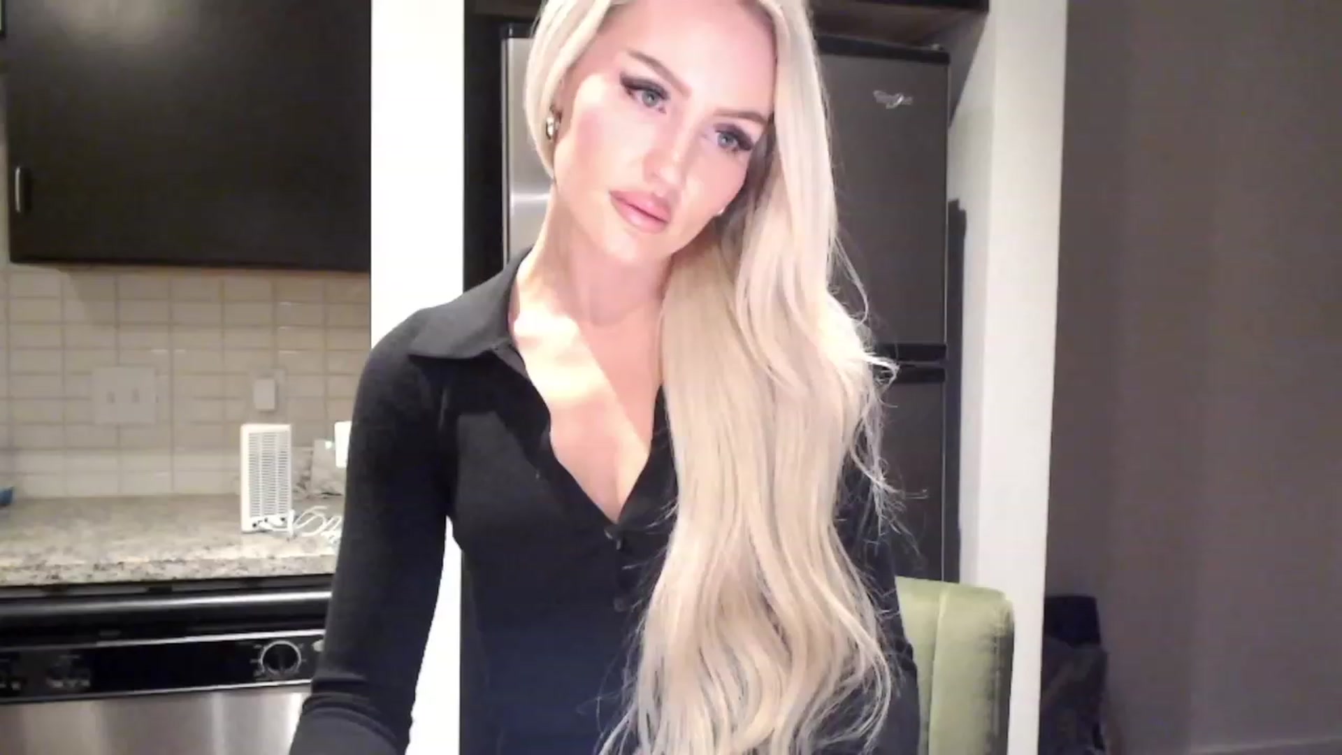 Gallery image thumbnail from Officialelsa's myfreecams stream on, 12/15/2023, 08:59 image 4 of 20