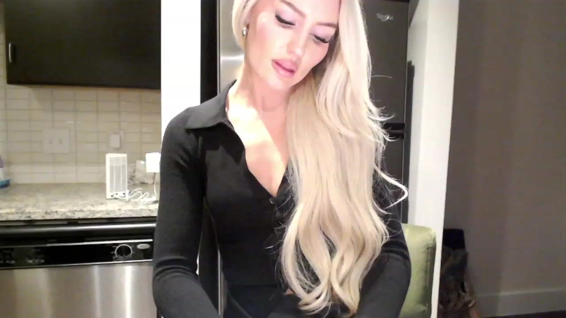 Gallery image thumbnail from Officialelsa's myfreecams stream on, 12/15/2023, 08:59 image 9 of 20