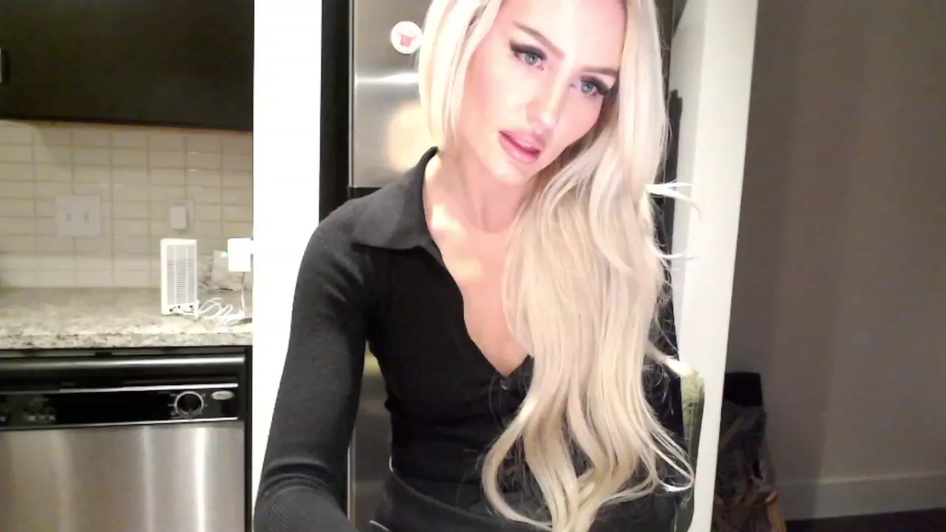 Gallery image thumbnail from Officialelsa's myfreecams stream on, 12/15/2023, 08:59 image 8 of 20