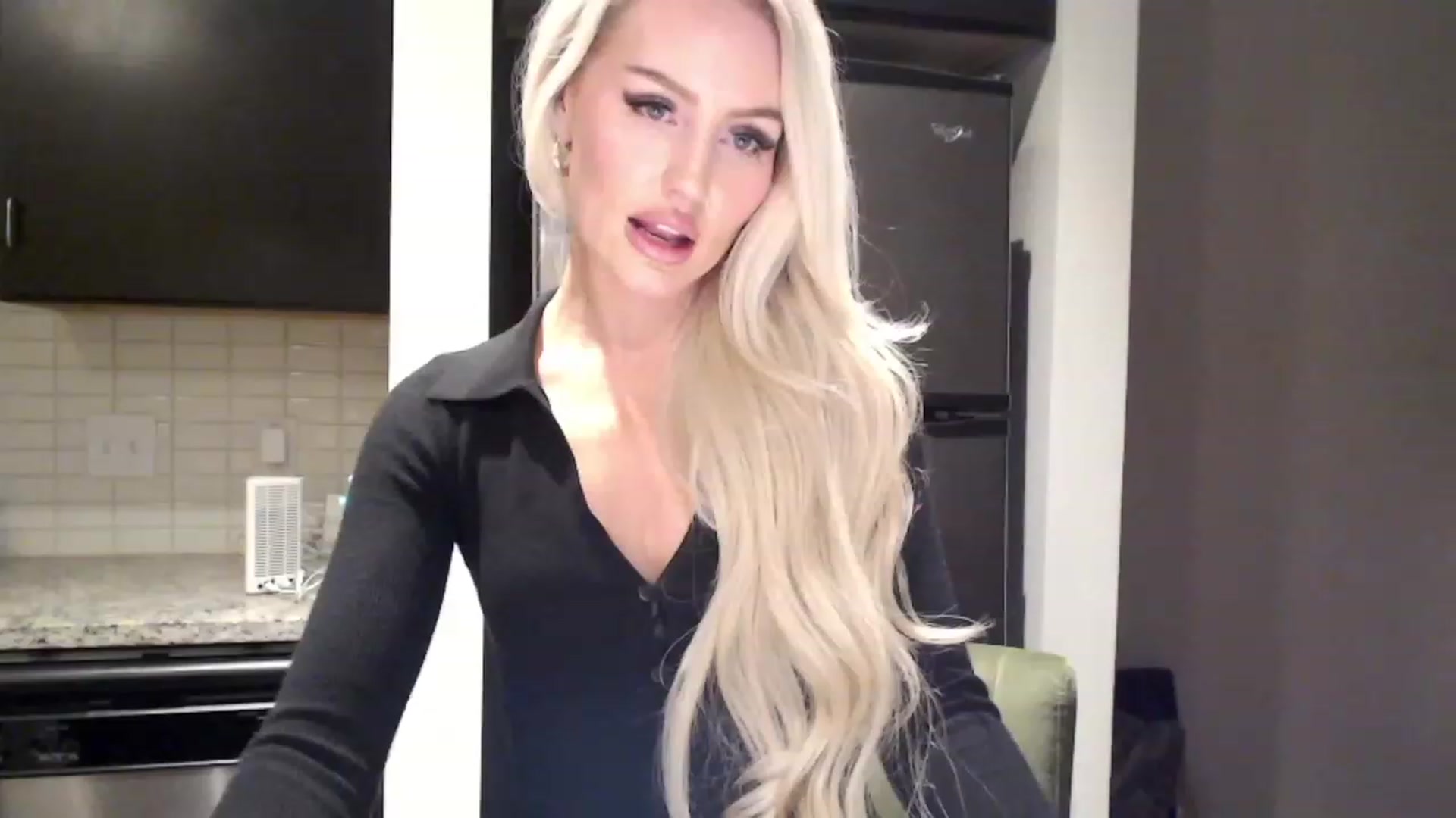 Gallery image thumbnail from Officialelsa's myfreecams stream on, 12/15/2023, 08:59 image 6 of 20