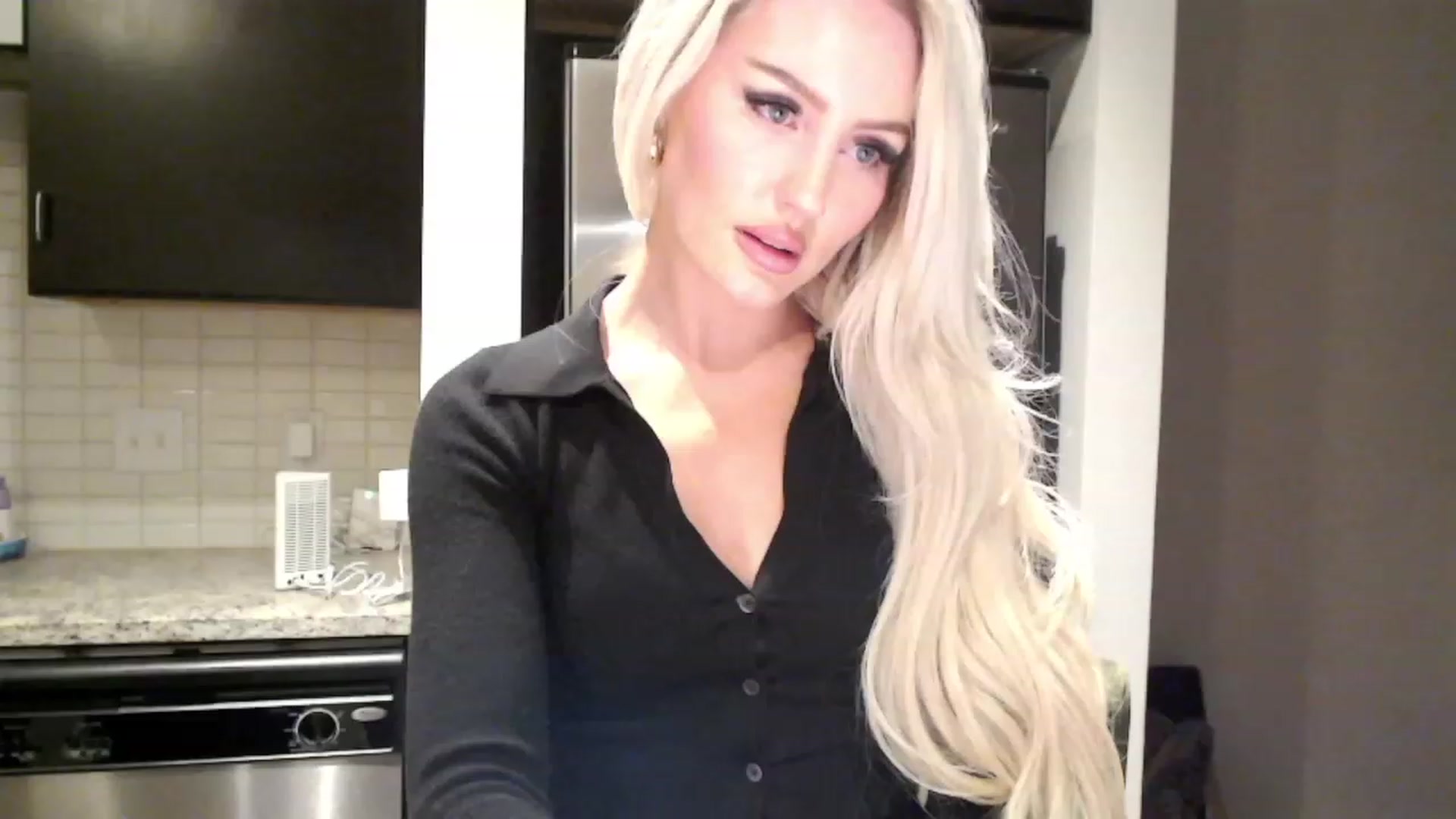 Gallery image thumbnail from Officialelsa's myfreecams stream on, 12/15/2023, 08:59 image 12 of 20