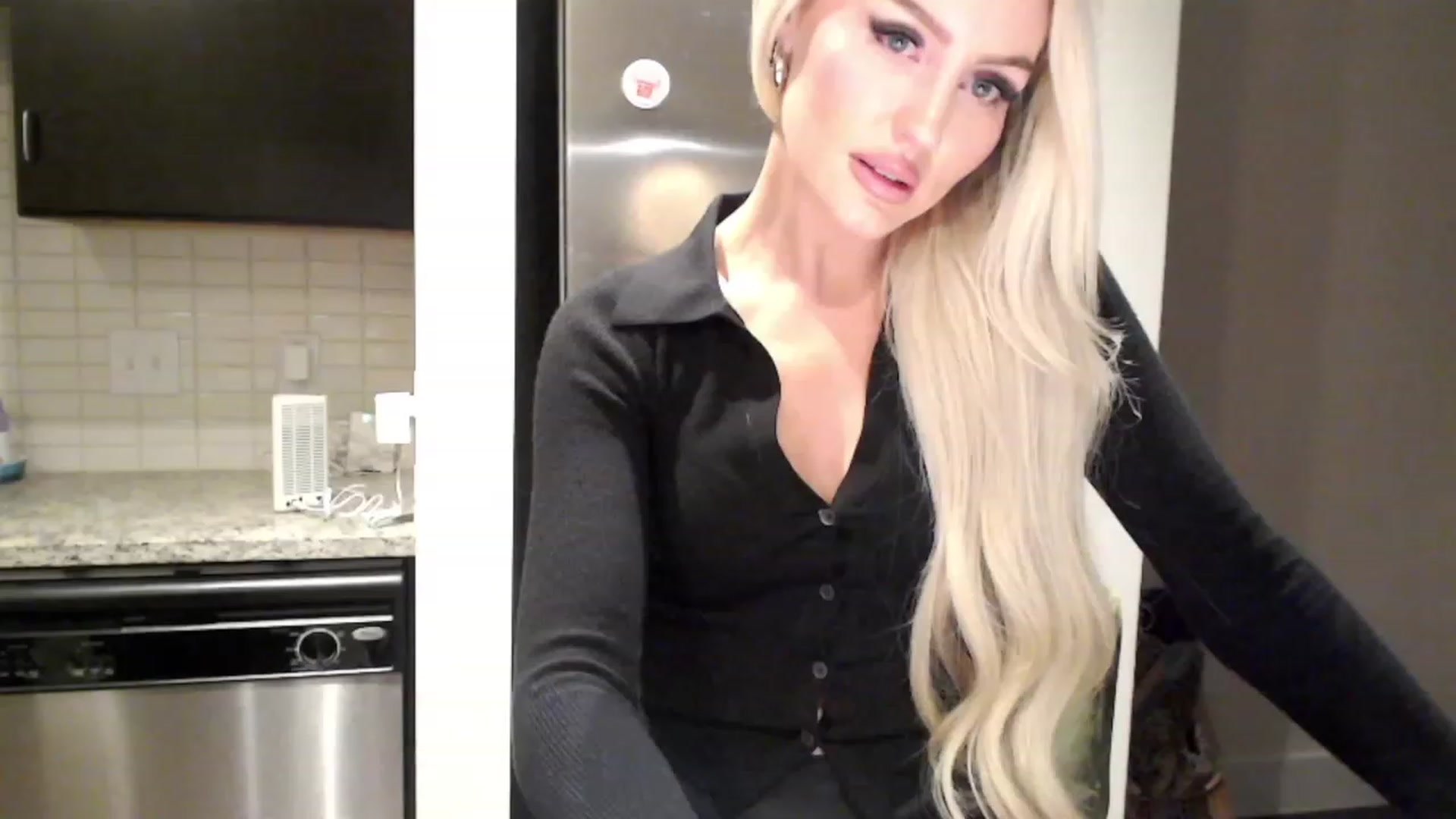 Gallery image thumbnail from Officialelsa's myfreecams stream on, 12/15/2023, 08:59 image 10 of 20