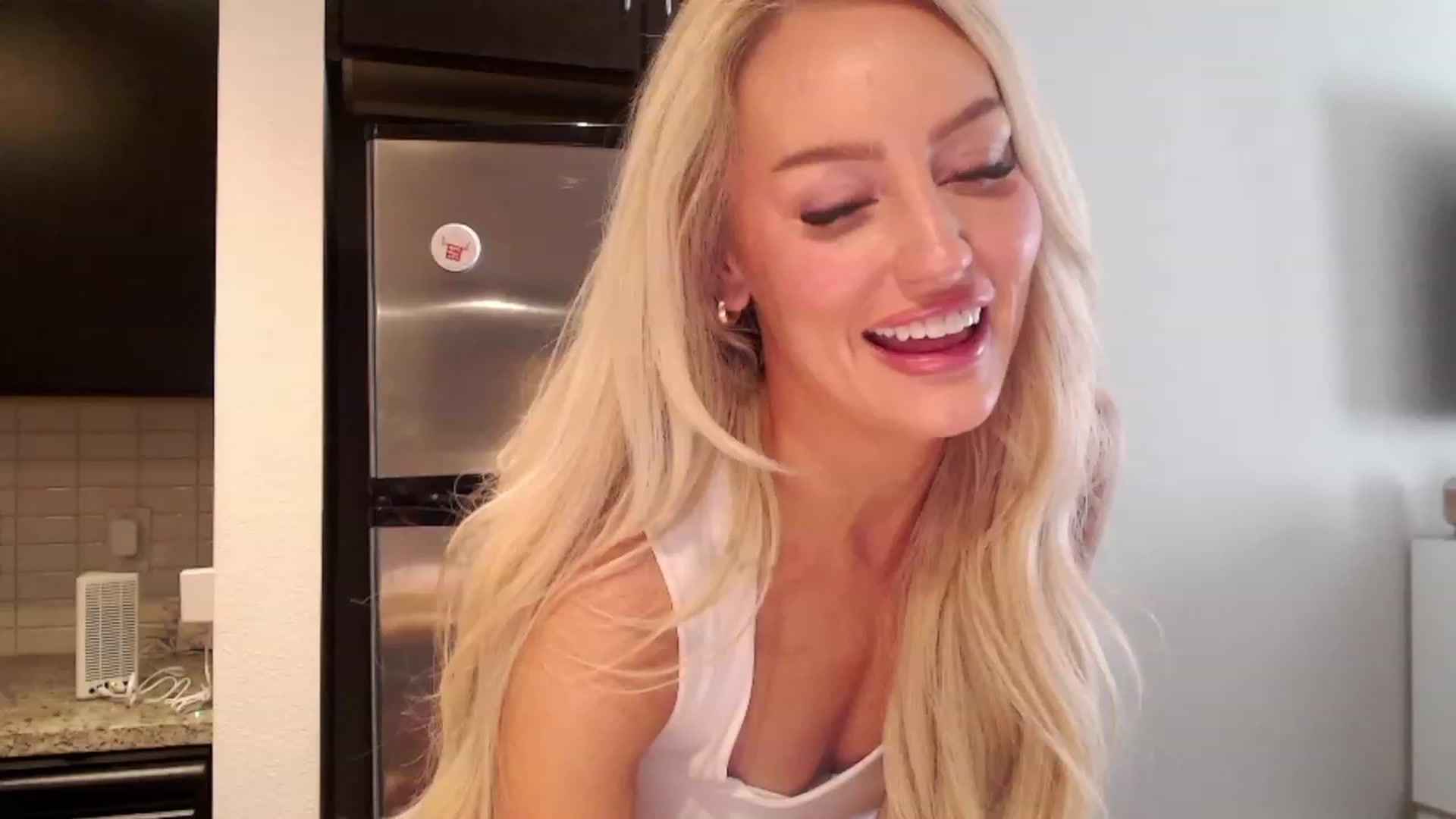 Gallery image thumbnail from Officialelsa's myfreecams stream on, 12/29/2023, 21:46 image 10 of 20