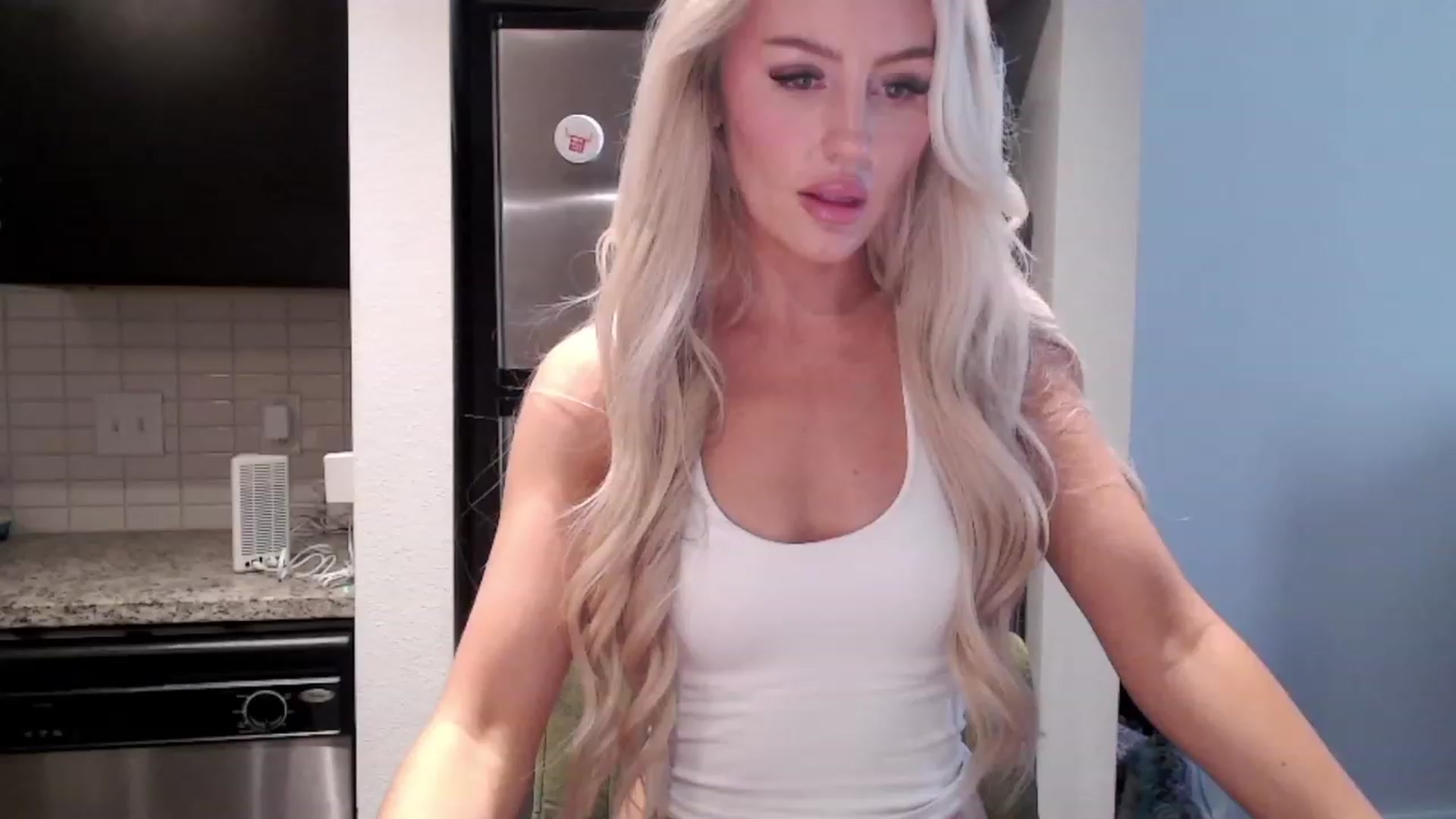 Gallery image thumbnail from Officialelsa's myfreecams stream on, 12/29/2023, 21:46 image 4 of 20