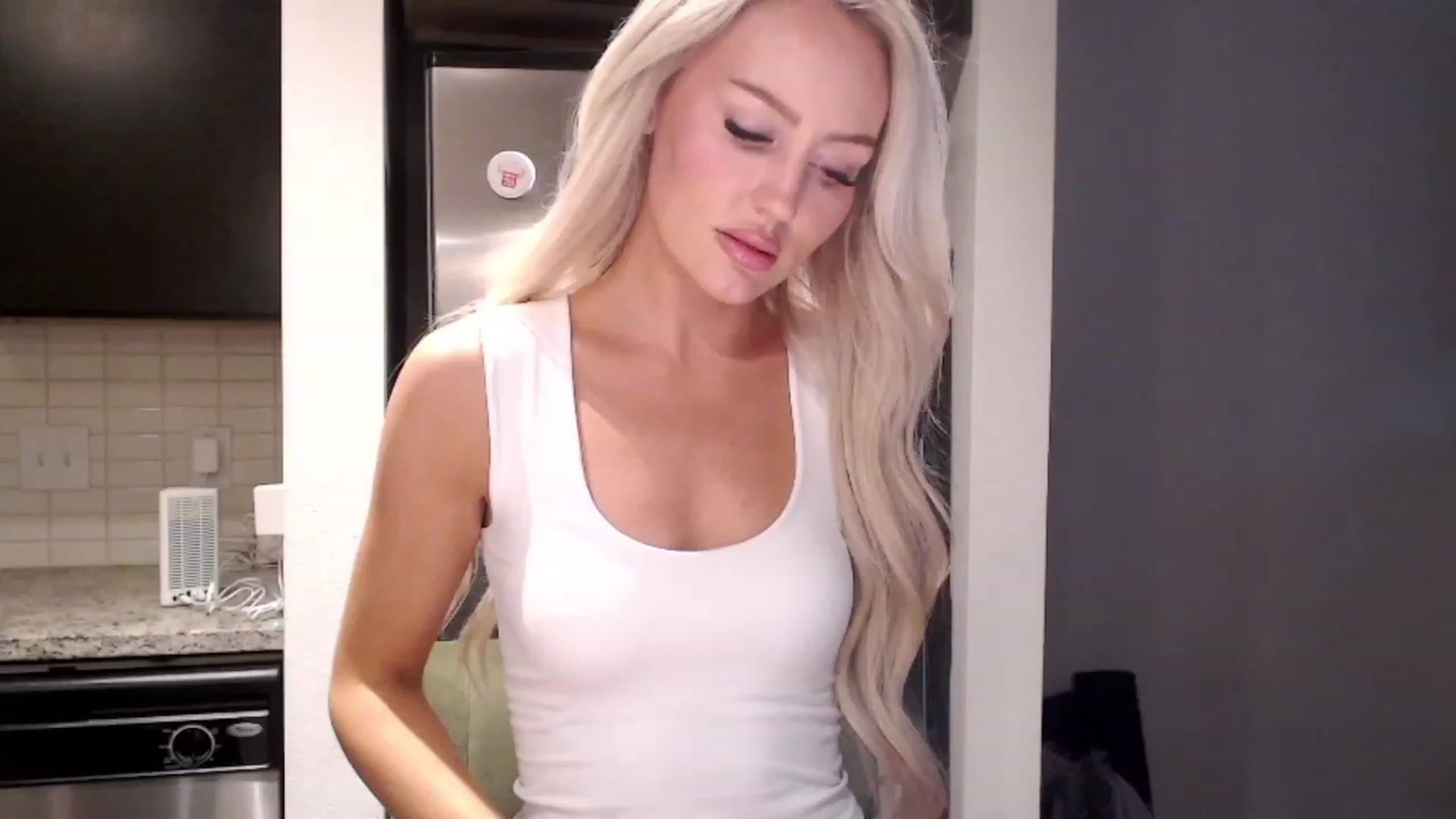 Gallery image thumbnail from Officialelsa's myfreecams stream on, 12/30/2023, 24:57 image 5 of 20