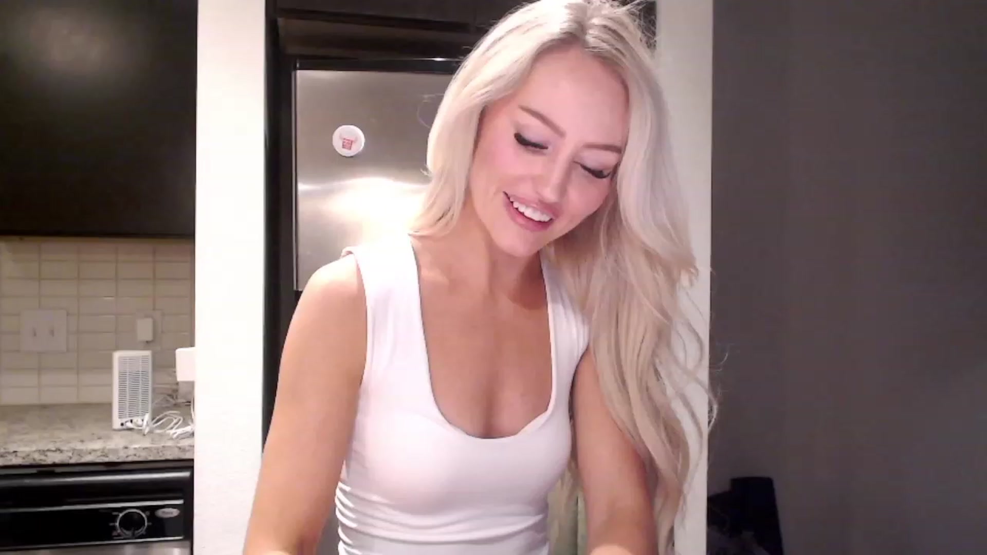 Gallery image thumbnail from Officialelsa's myfreecams stream on, 12/30/2023, 24:57 image 9 of 20
