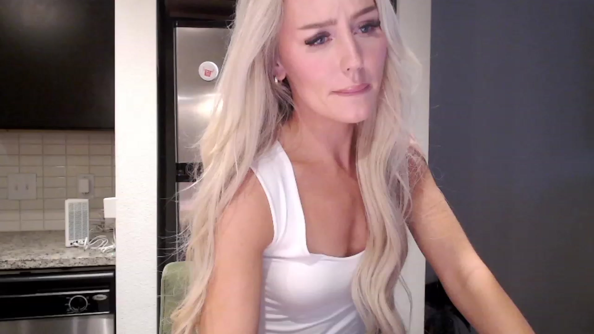 Gallery image thumbnail from Officialelsa's myfreecams stream on, 12/30/2023, 24:57 image 3 of 20