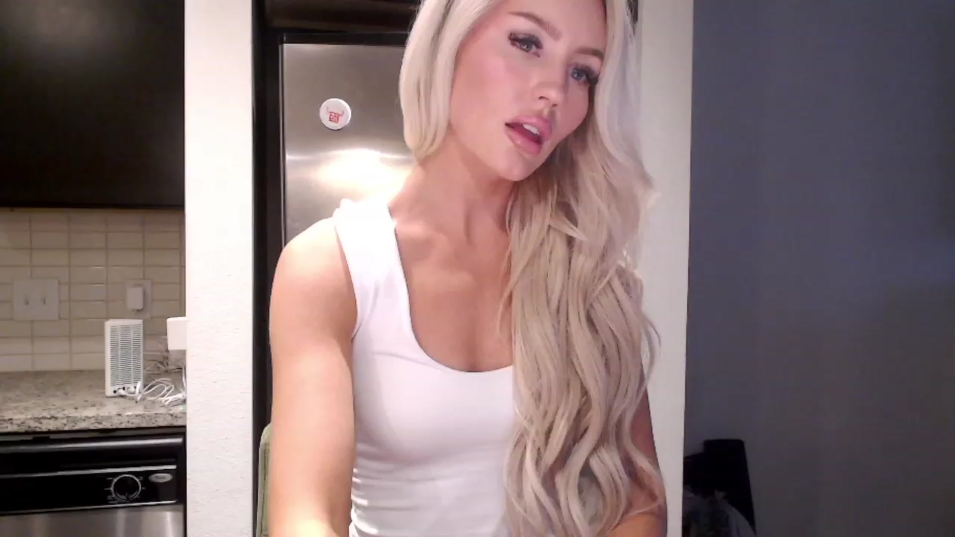 Gallery image thumbnail from Officialelsa's myfreecams stream on, 12/30/2023, 24:57 image 1 of 20