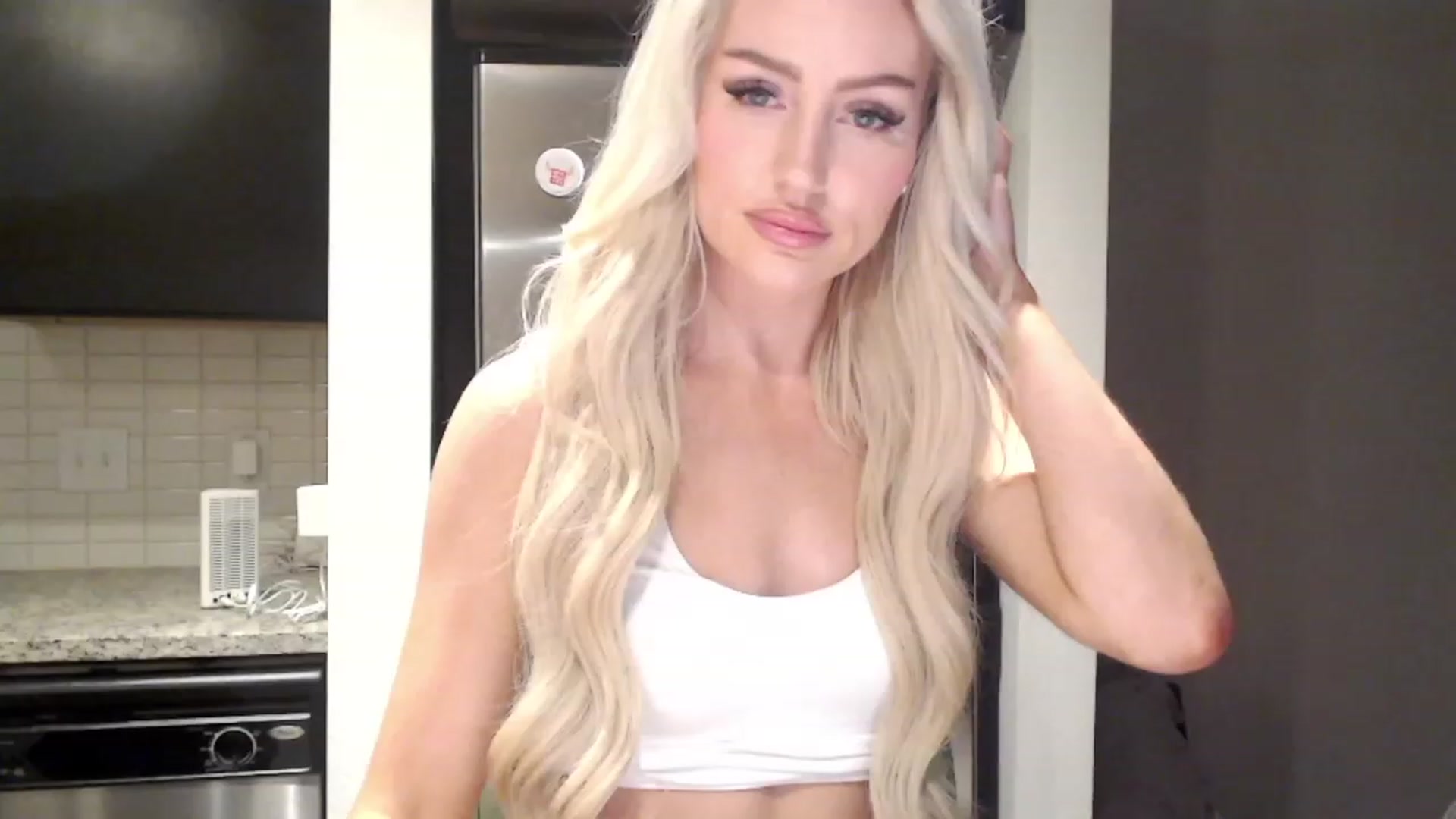 Gallery image thumbnail from Officialelsa's myfreecams stream on, 01/02/2024, 24:40 image 20 of 20