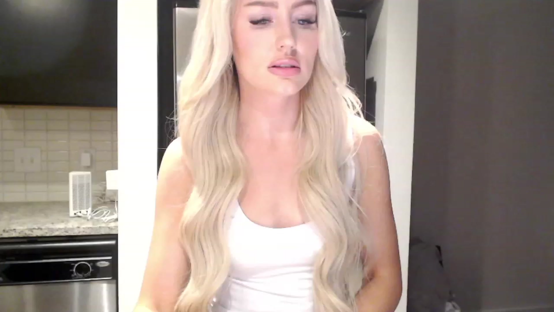 Gallery image thumbnail from Officialelsa's myfreecams stream on, 01/02/2024, 24:40 image 14 of 20
