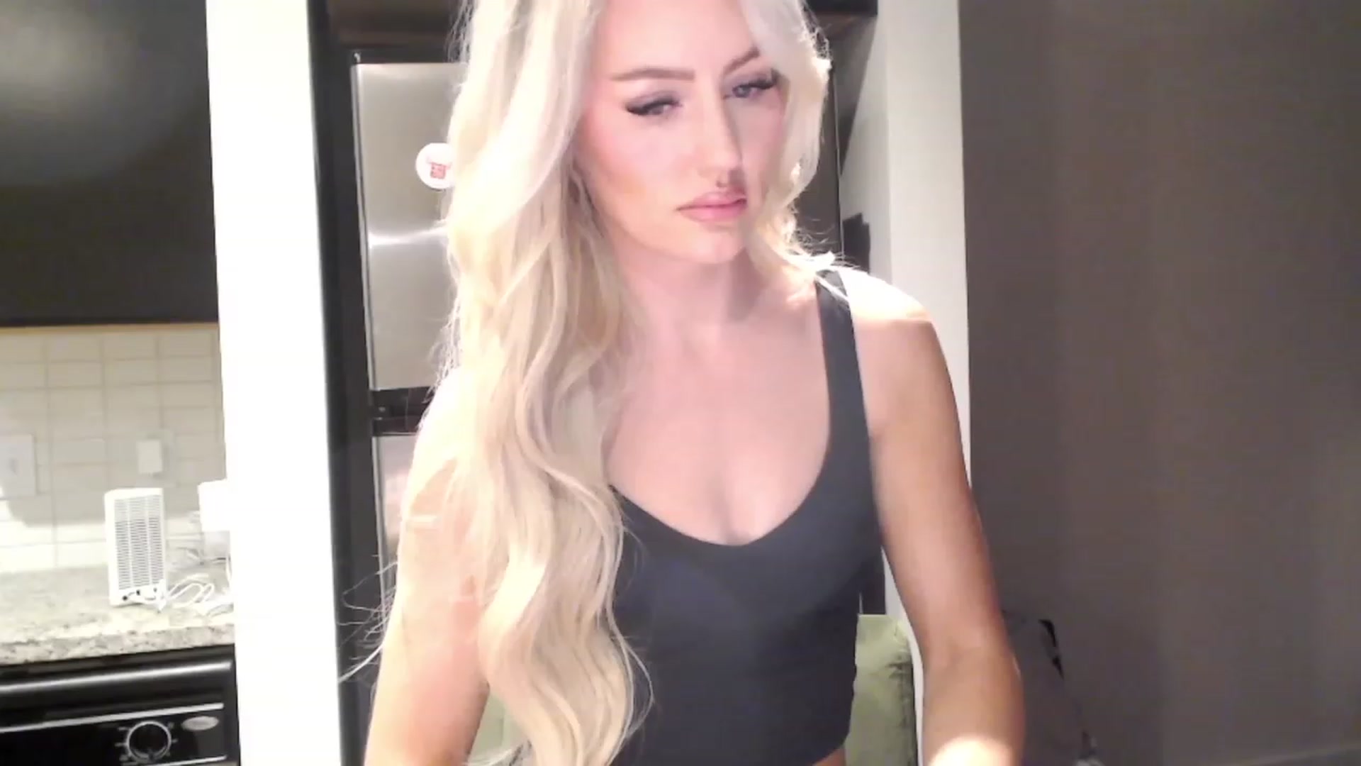 Gallery image thumbnail from Officialelsa's myfreecams stream on, 01/02/2024, 22:35 image 17 of 20