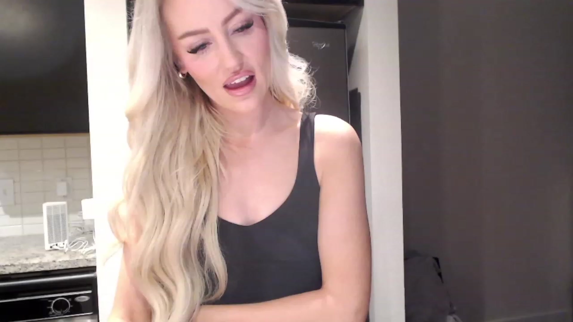 Gallery image thumbnail from Officialelsa's myfreecams stream on, 01/02/2024, 22:35 image 5 of 20