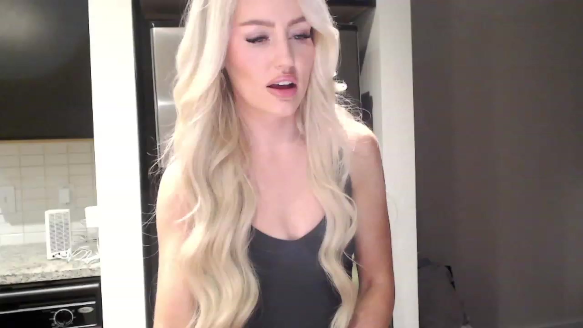 Gallery image thumbnail from Officialelsa's myfreecams stream on, 01/02/2024, 22:35 image 19 of 20