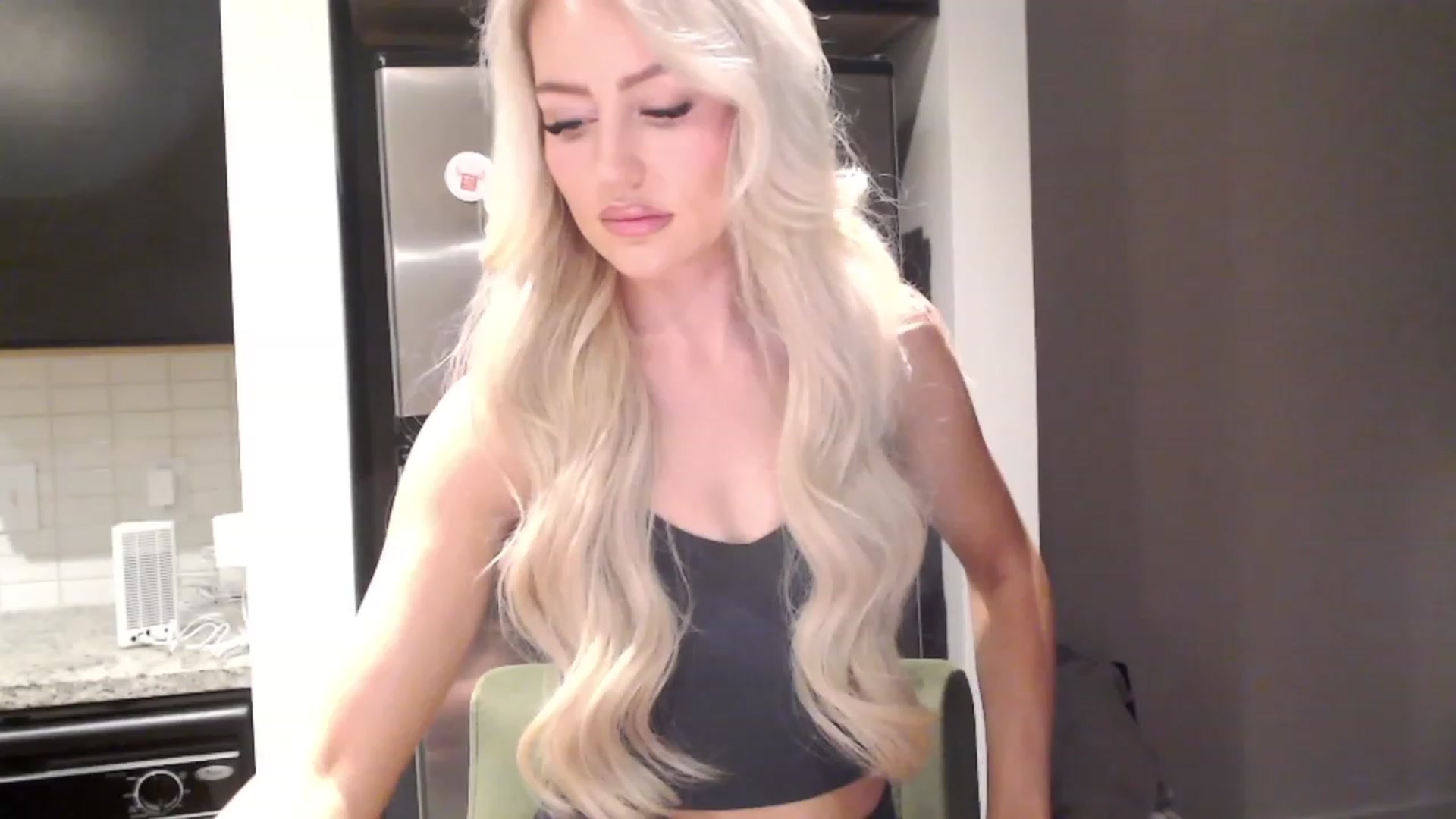 Gallery image thumbnail from Officialelsa's myfreecams stream on, 01/02/2024, 22:35 image 16 of 20