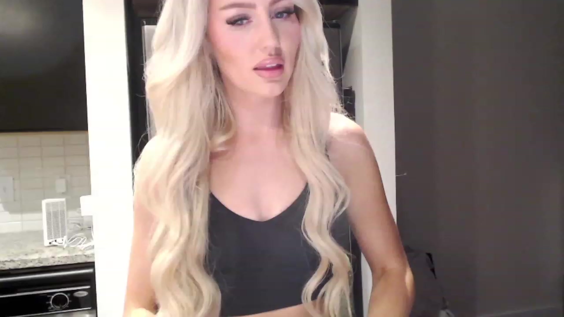 Gallery image thumbnail from Officialelsa's myfreecams stream on, 01/02/2024, 22:35 image 4 of 20