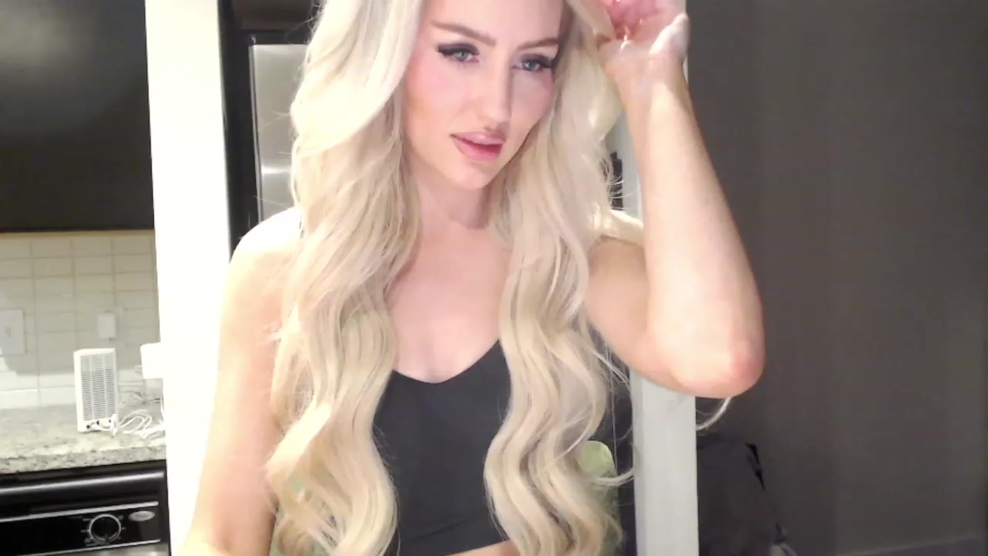 Gallery image thumbnail from Officialelsa's myfreecams stream on, 01/02/2024, 22:35 image 7 of 20