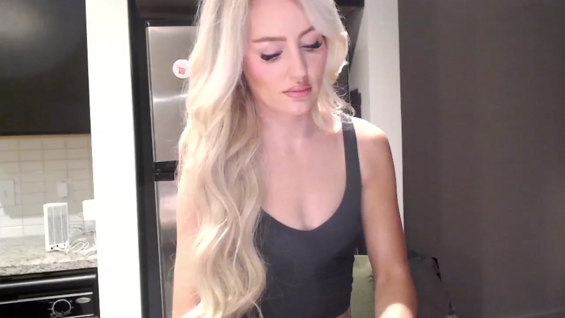 Gallery image thumbnail from Officialelsa's myfreecams stream on, 01/02/2024, 22:35 image 18 of 20