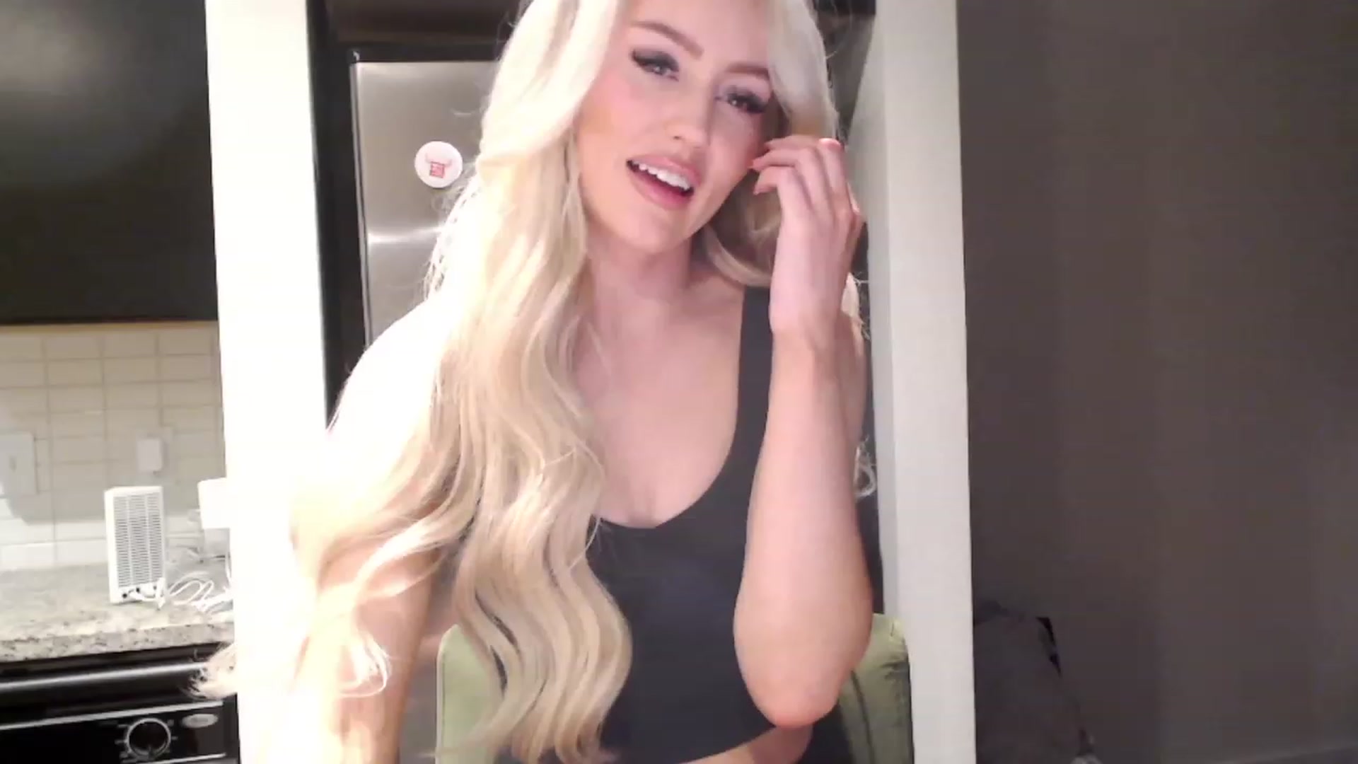 Gallery image thumbnail from Officialelsa's myfreecams stream on, 01/02/2024, 22:35 image 15 of 20