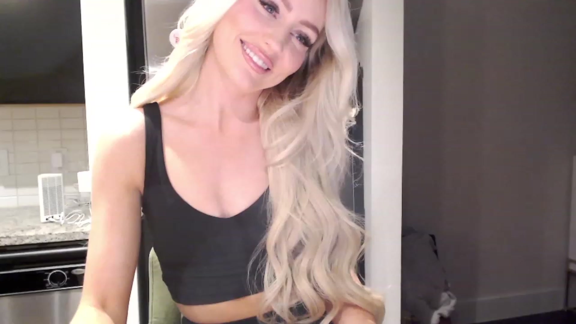 Gallery image thumbnail from Officialelsa's myfreecams stream on, 01/02/2024, 22:35 image 2 of 20