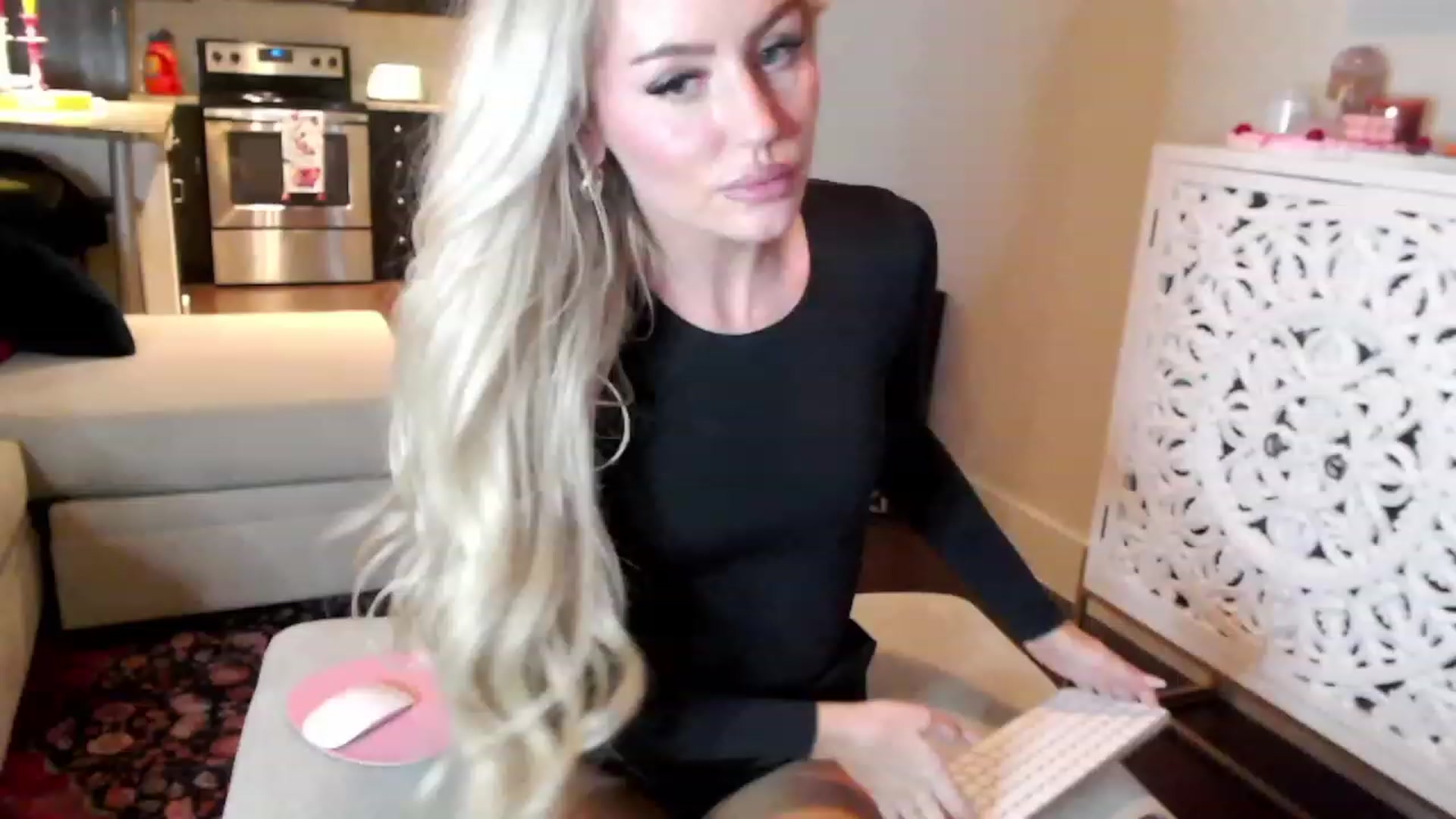 Gallery image thumbnail from Officialelsa's myfreecams stream on, 01/03/2024, 06:21 image 19 of 20