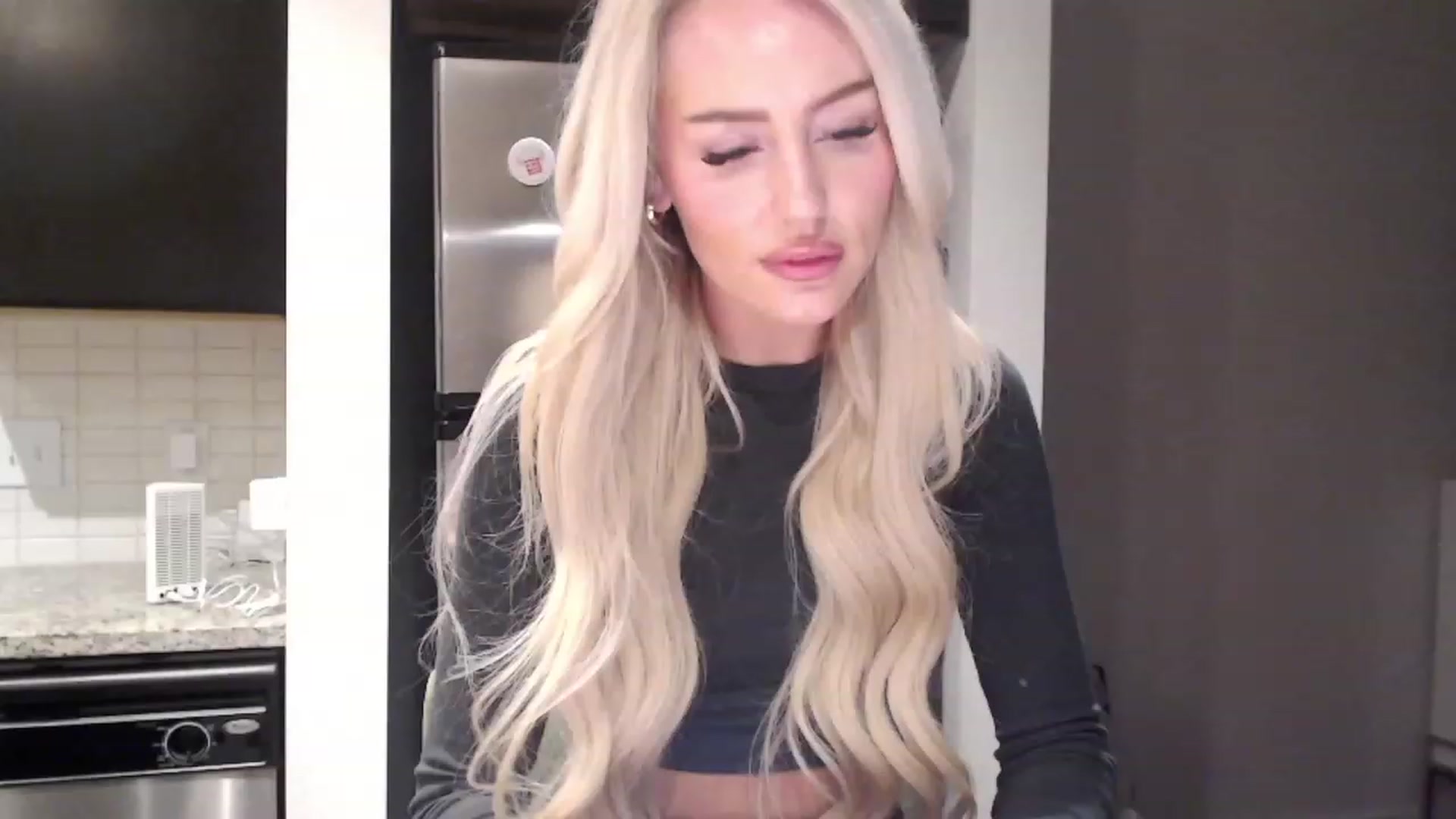 Gallery image thumbnail from Officialelsa's myfreecams stream on, 01/07/2024, 03:40 image 10 of 20
