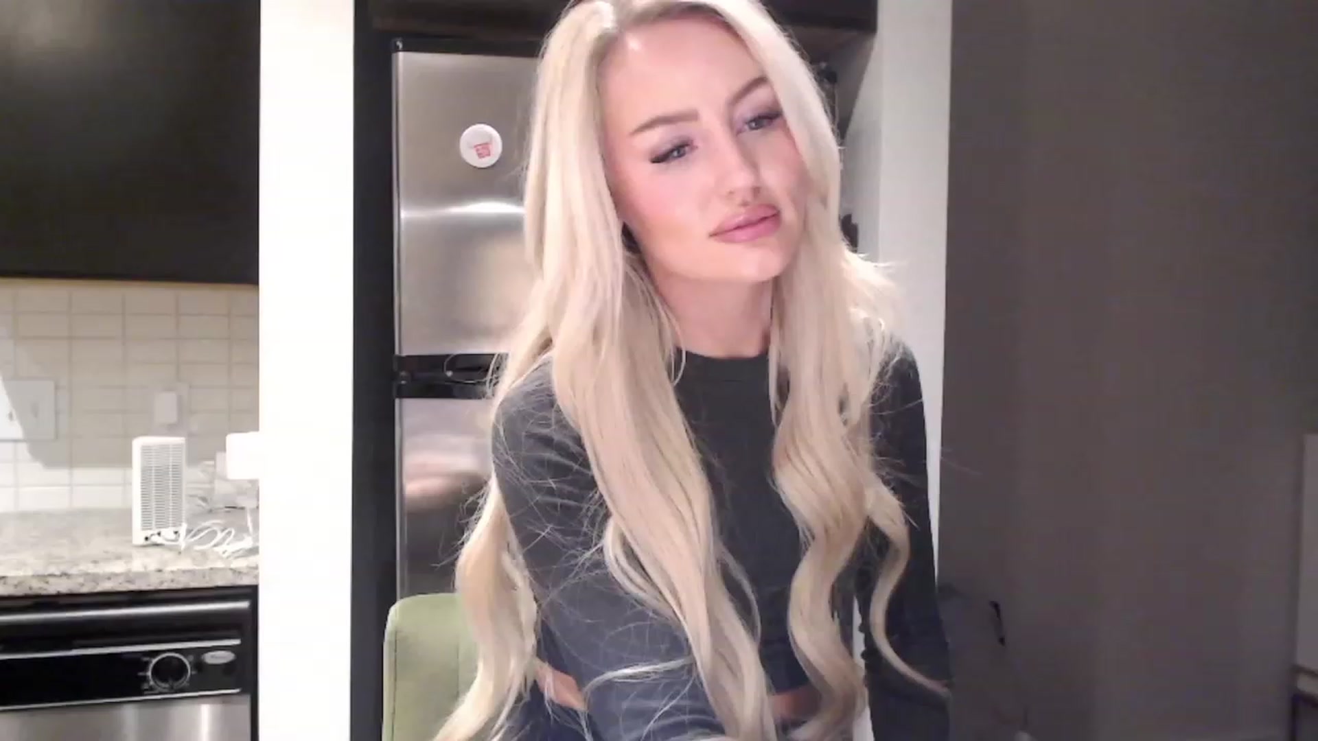 Gallery image thumbnail from Officialelsa's myfreecams stream on, 01/07/2024, 03:40 image 8 of 20