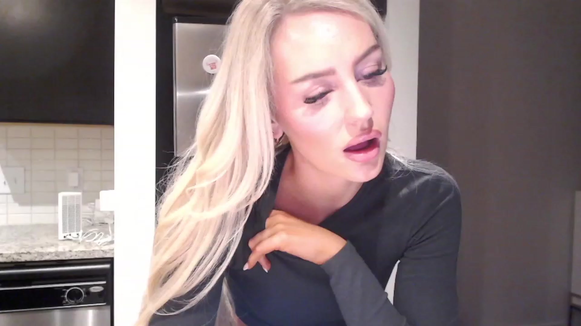 Gallery image thumbnail from Officialelsa's myfreecams stream on, 01/07/2024, 03:40 image 4 of 20