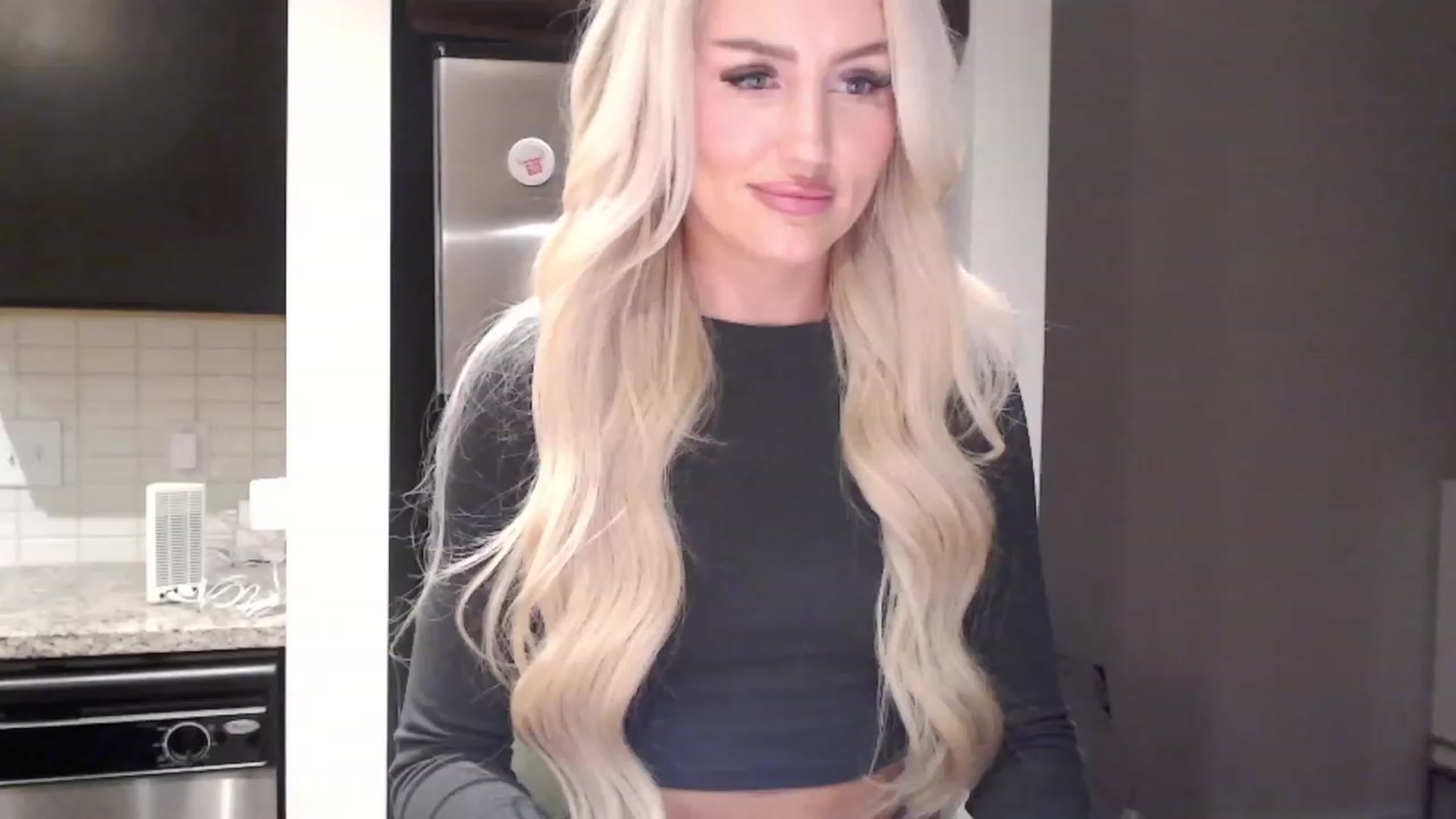 Gallery image thumbnail from Officialelsa's myfreecams stream on, 01/07/2024, 03:40 image 12 of 20
