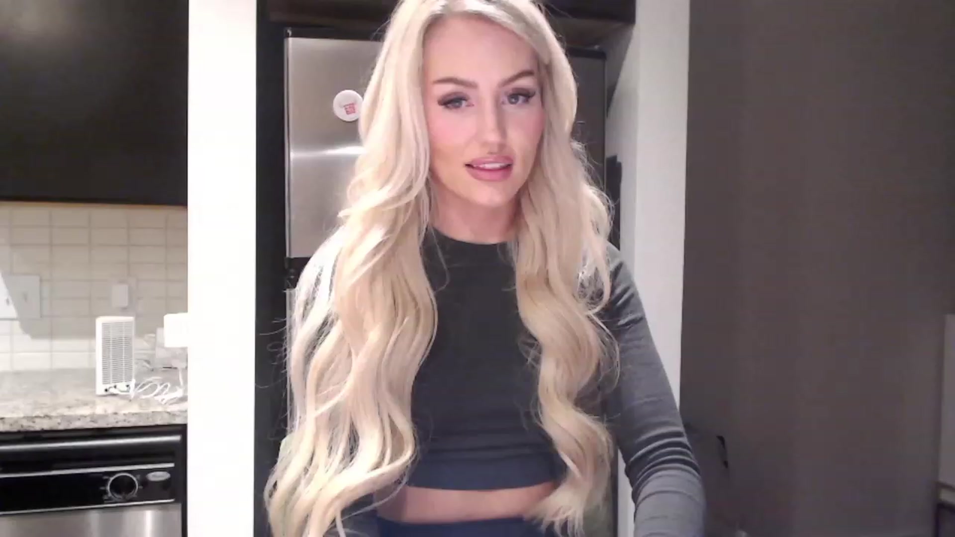 Gallery image thumbnail from Officialelsa's myfreecams stream on, 01/07/2024, 03:40 image 3 of 20