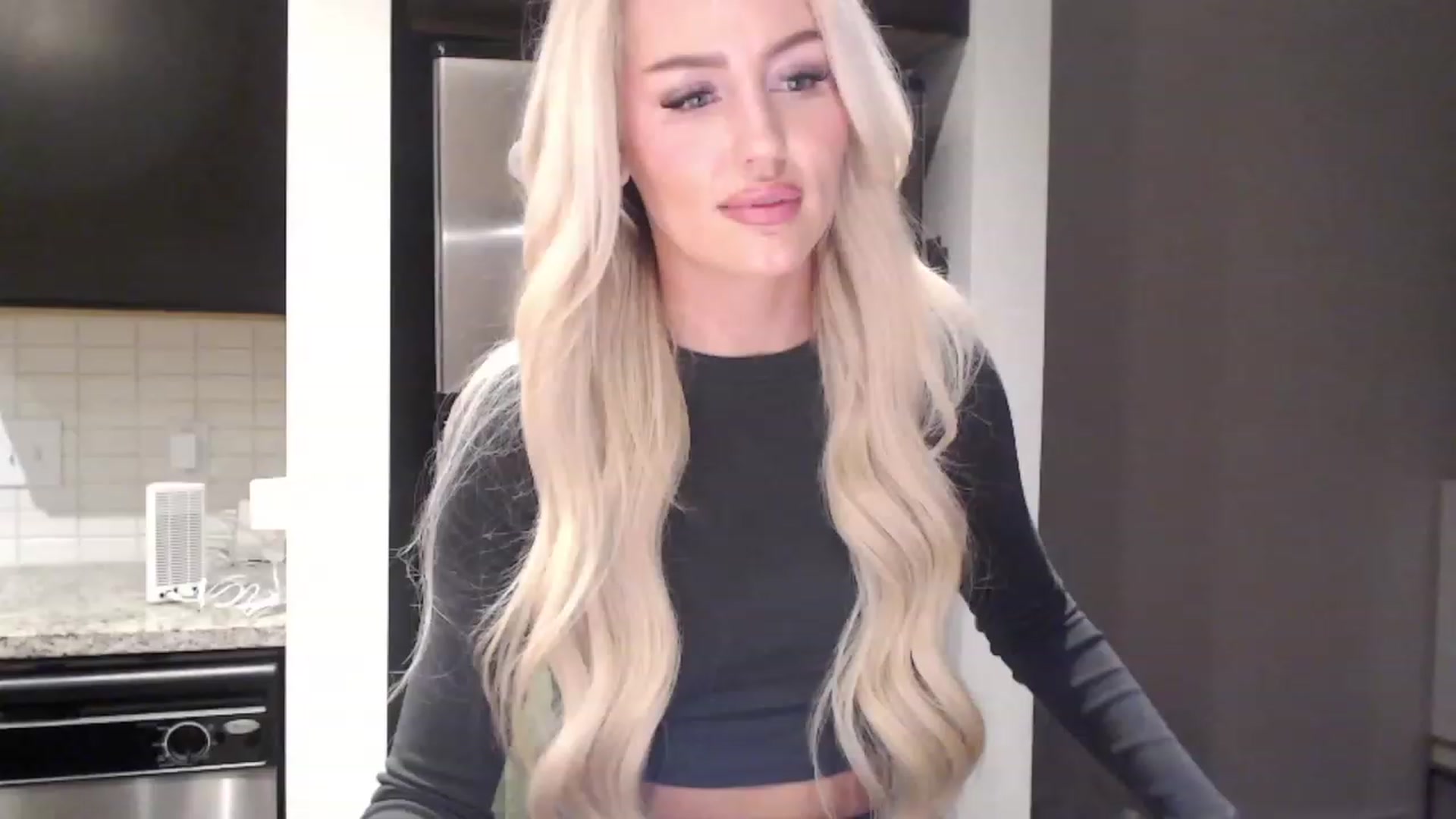 Gallery image thumbnail from Officialelsa's myfreecams stream on, 01/07/2024, 03:40 image 11 of 20