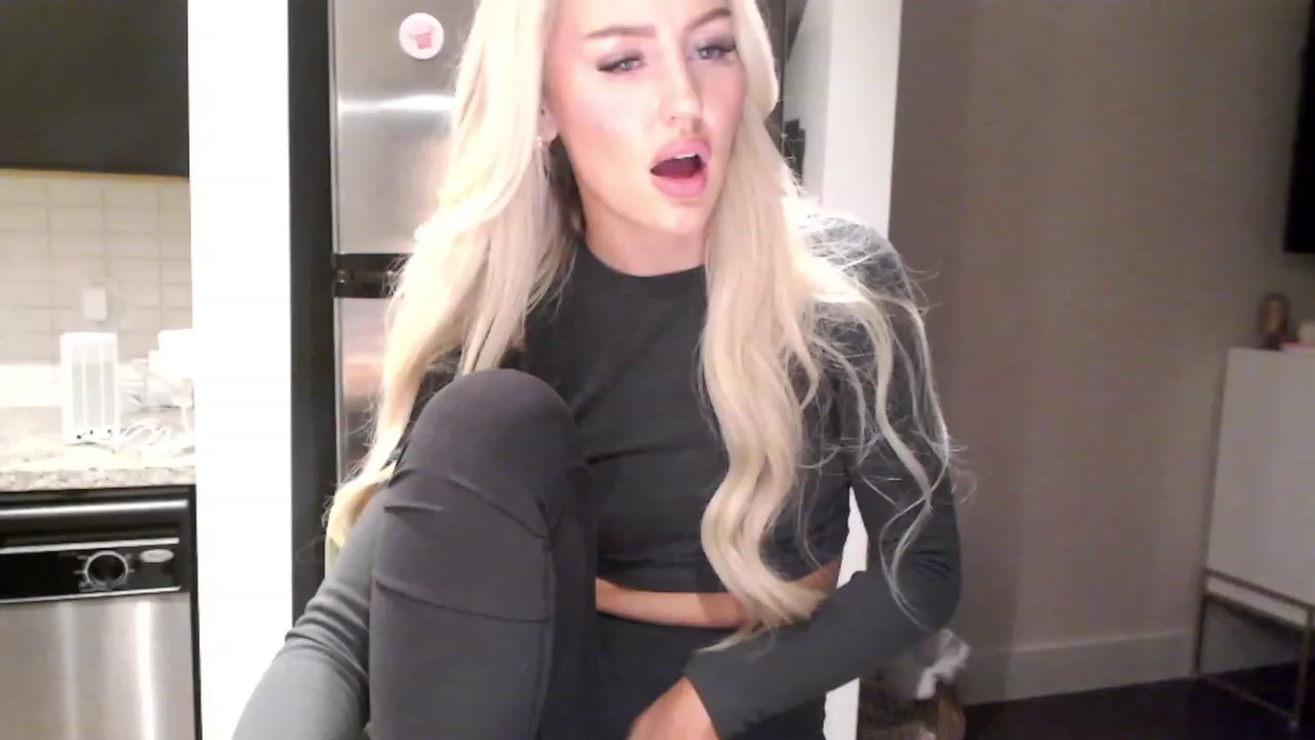 Gallery image thumbnail from Officialelsa's myfreecams stream on, 01/07/2024, 03:40 image 19 of 20