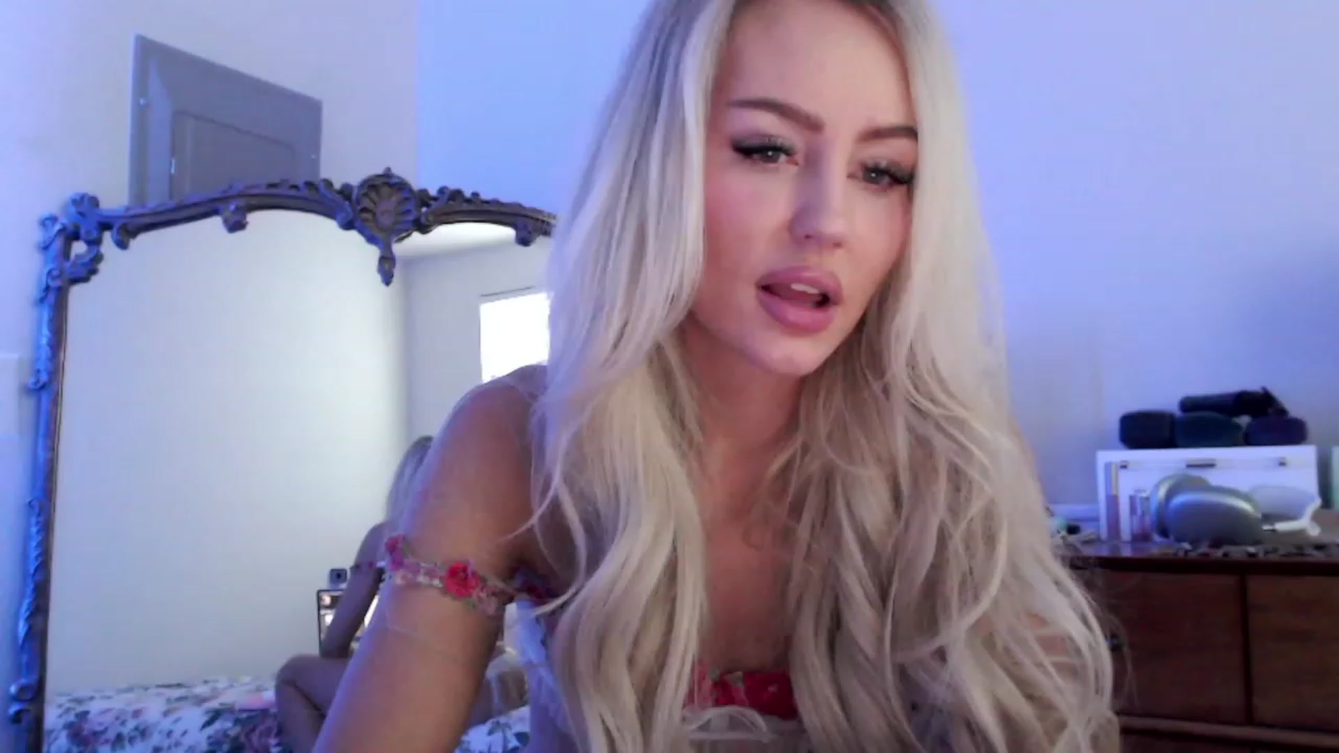 Gallery image thumbnail from Officialelsa's myfreecams stream on, 01/07/2024, 22:32 image 16 of 20