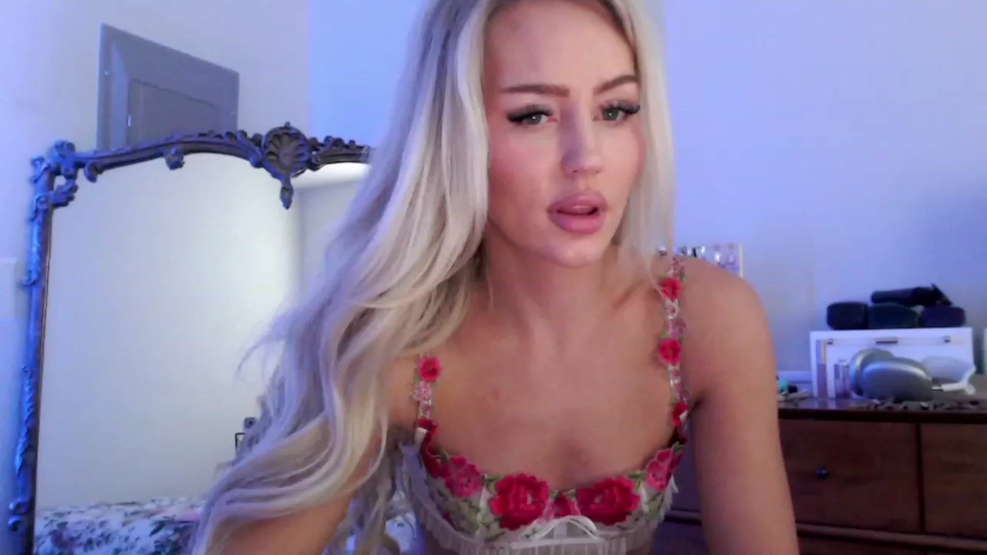 Gallery image thumbnail from Officialelsa's myfreecams stream on, 01/07/2024, 22:32 image 17 of 20