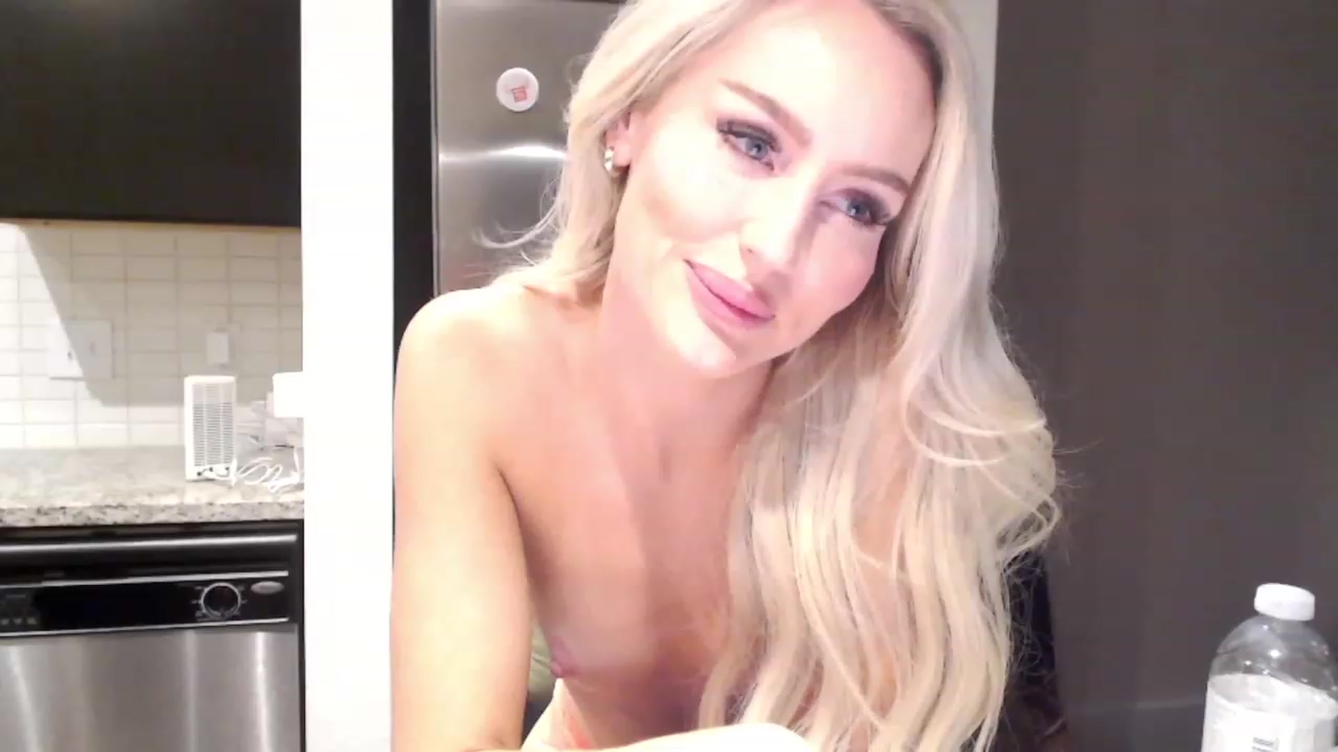 Gallery image thumbnail from Officialelsa's myfreecams stream on, 01/09/2024, 24:24 image 2 of 20