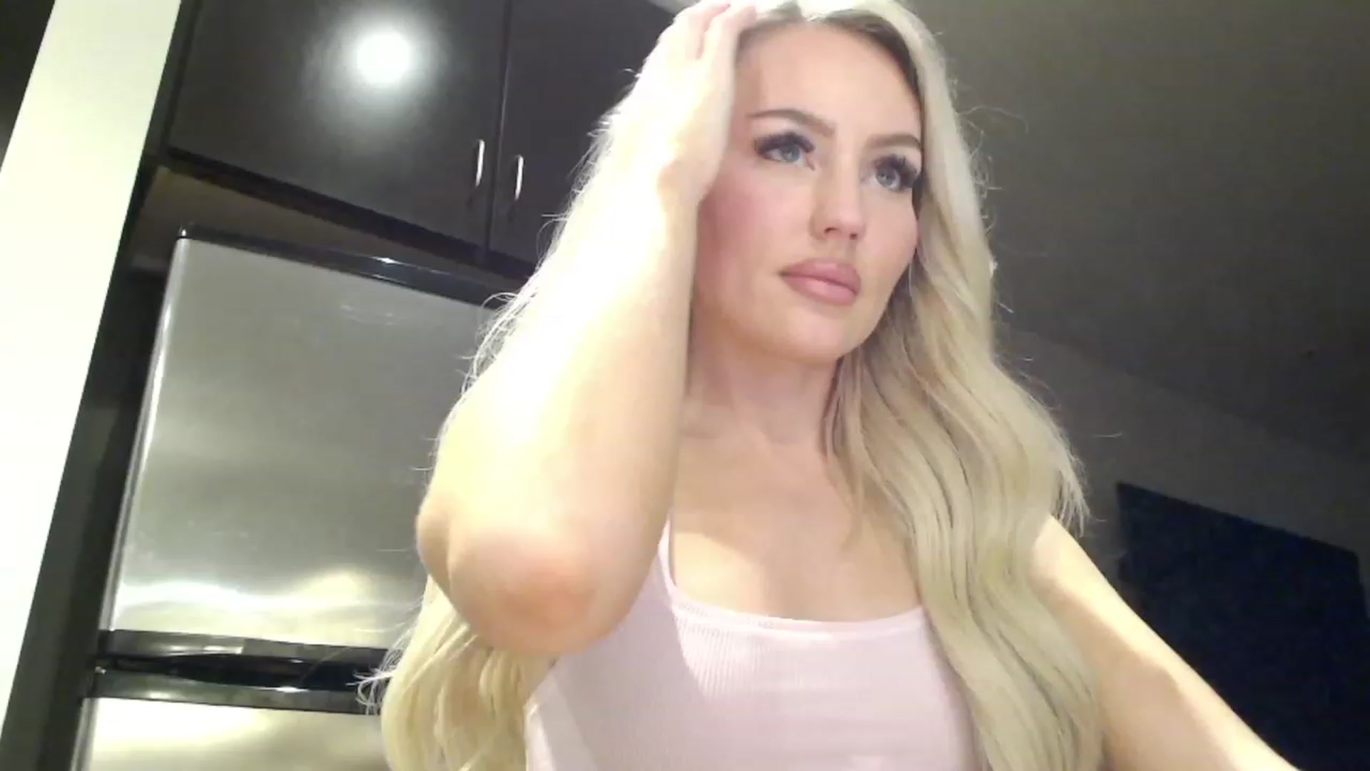 Gallery image thumbnail from Officialelsa's myfreecams stream on, 01/12/2024, 07:15 image 7 of 20