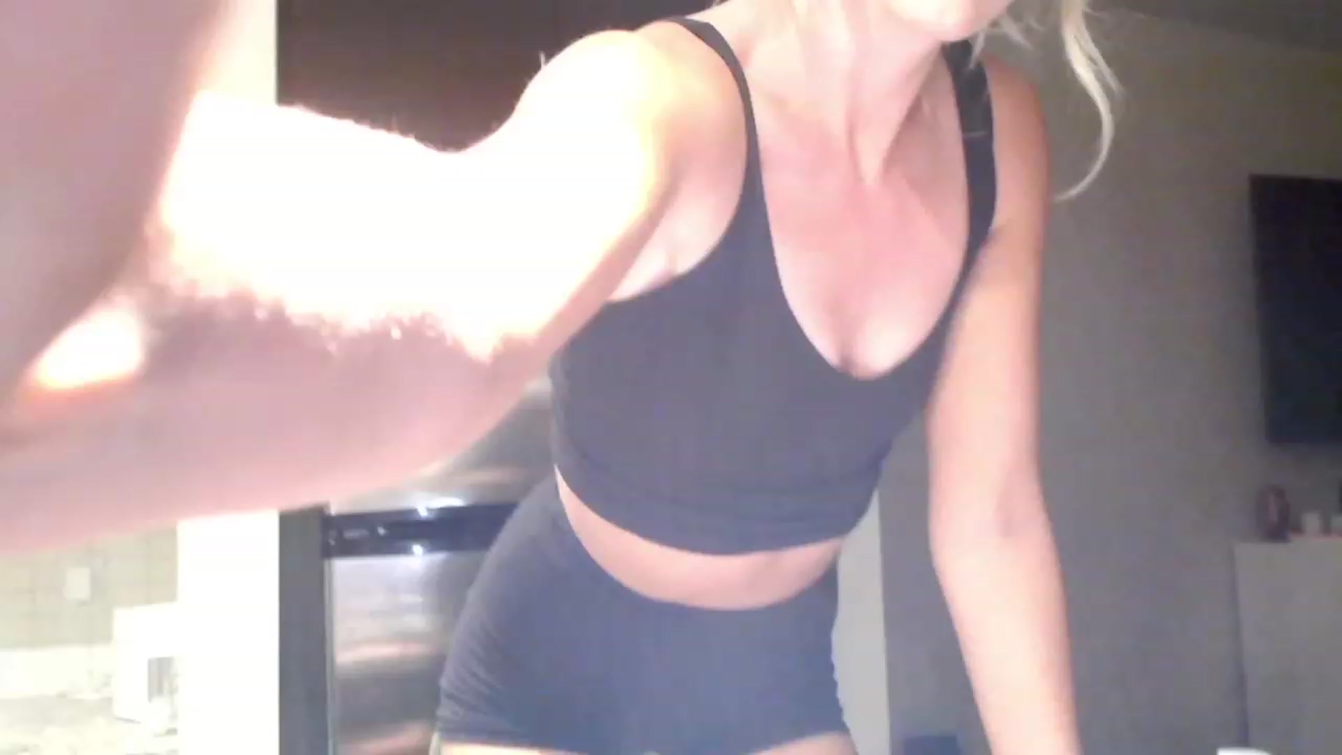 Gallery image thumbnail from Officialelsa's myfreecams stream on, 02/27/2024, 04:57 image 18 of 20