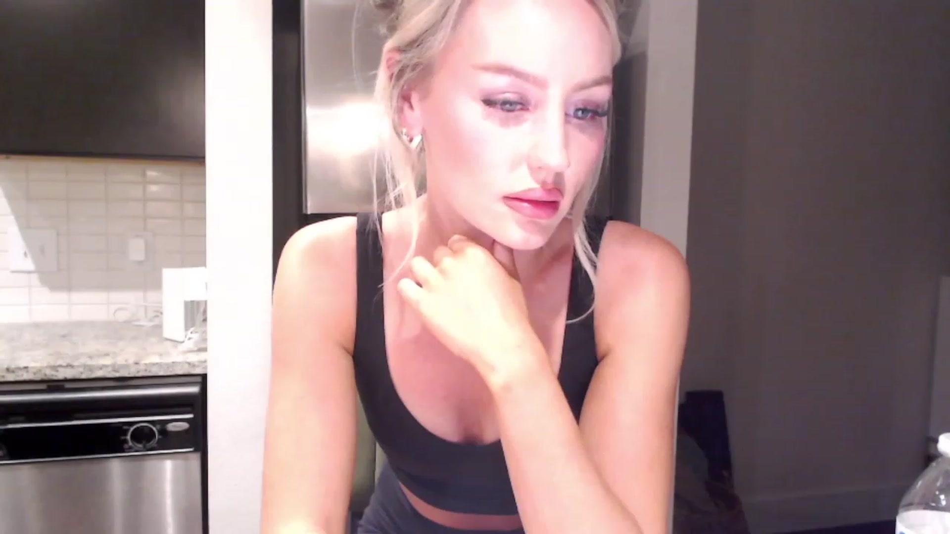 Gallery image thumbnail from Officialelsa's myfreecams stream on, 02/27/2024, 04:57 image 6 of 20