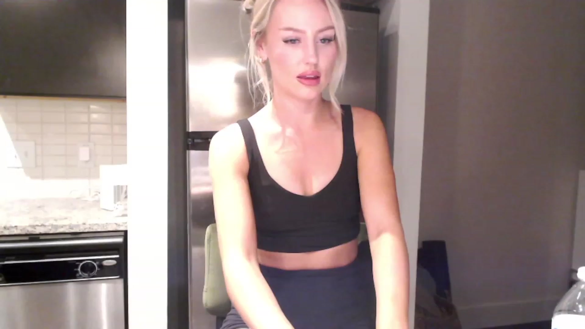 Gallery image thumbnail from Officialelsa's myfreecams stream on, 02/27/2024, 04:57 image 5 of 20