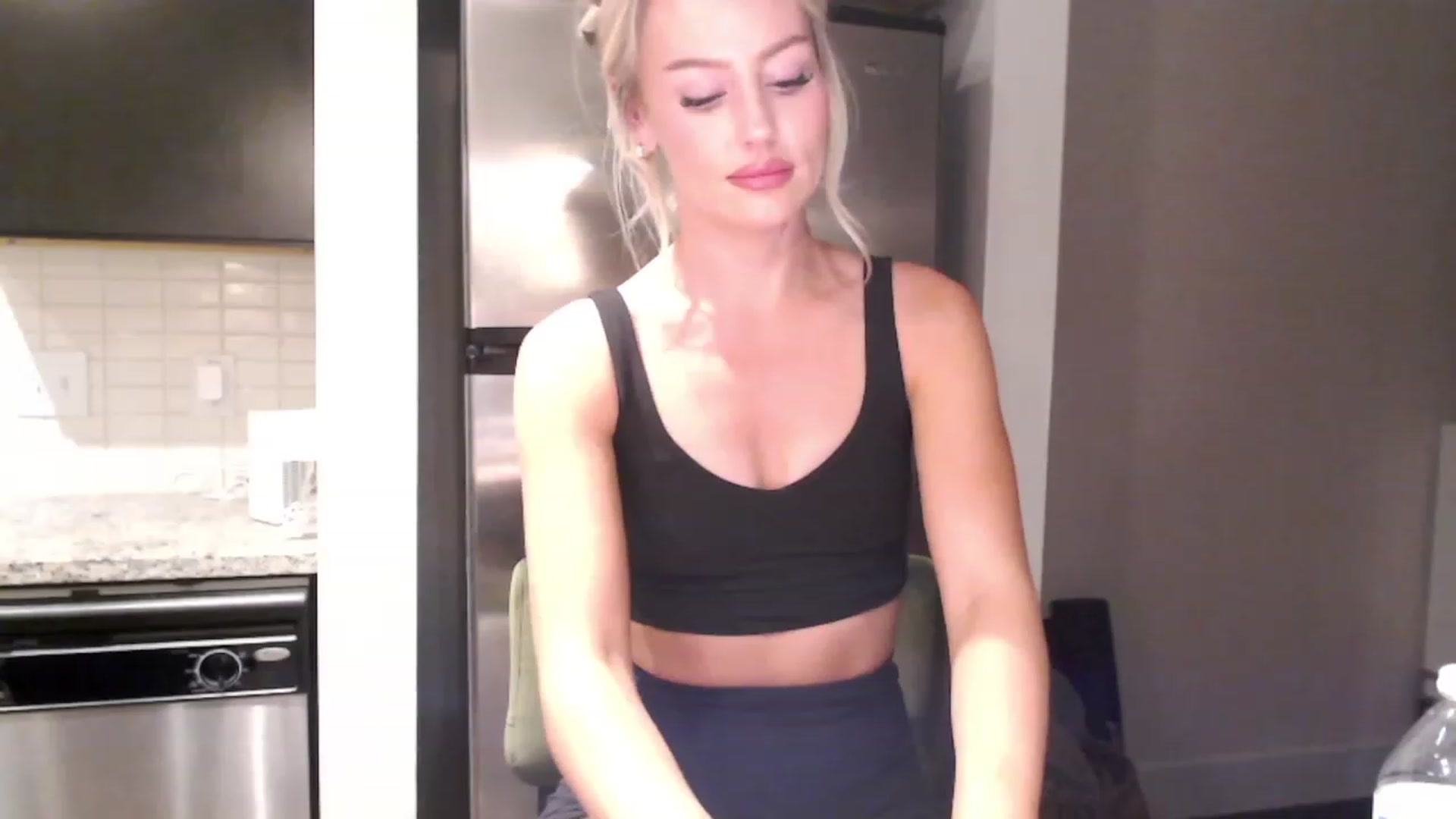Gallery image thumbnail from Officialelsa's myfreecams stream on, 02/27/2024, 04:57 image 8 of 20