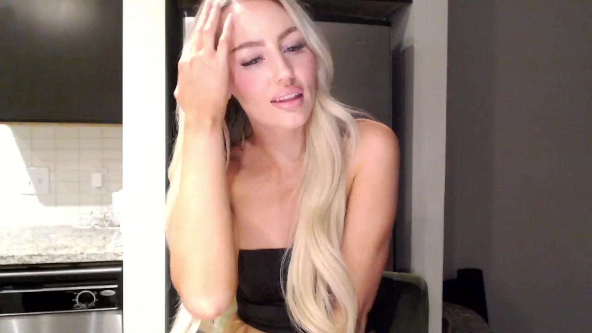 Gallery image thumbnail from Officialelsa's myfreecams stream on, 03/25/2024, 24:39 image 8 of 20