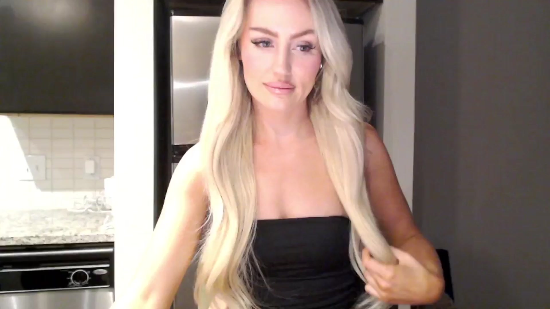 Gallery image thumbnail from Officialelsa's myfreecams stream on, 03/25/2024, 24:39 image 7 of 20