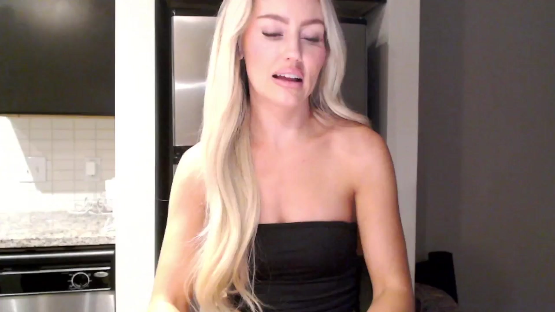 Gallery image thumbnail from Officialelsa's myfreecams stream on, 03/25/2024, 24:39 image 5 of 20