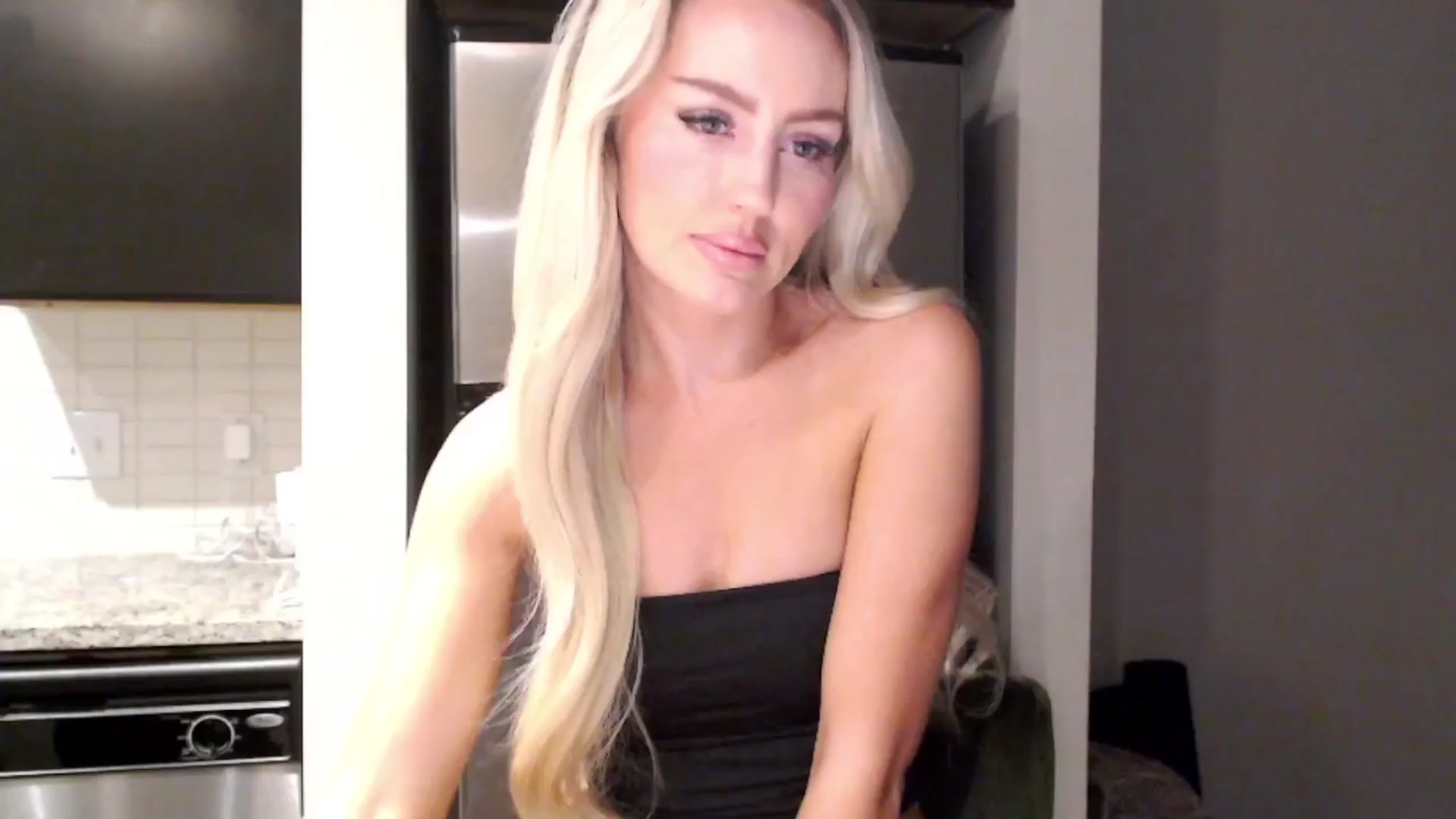 Gallery image thumbnail from Officialelsa's myfreecams stream on, 03/25/2024, 24:39 image 6 of 20