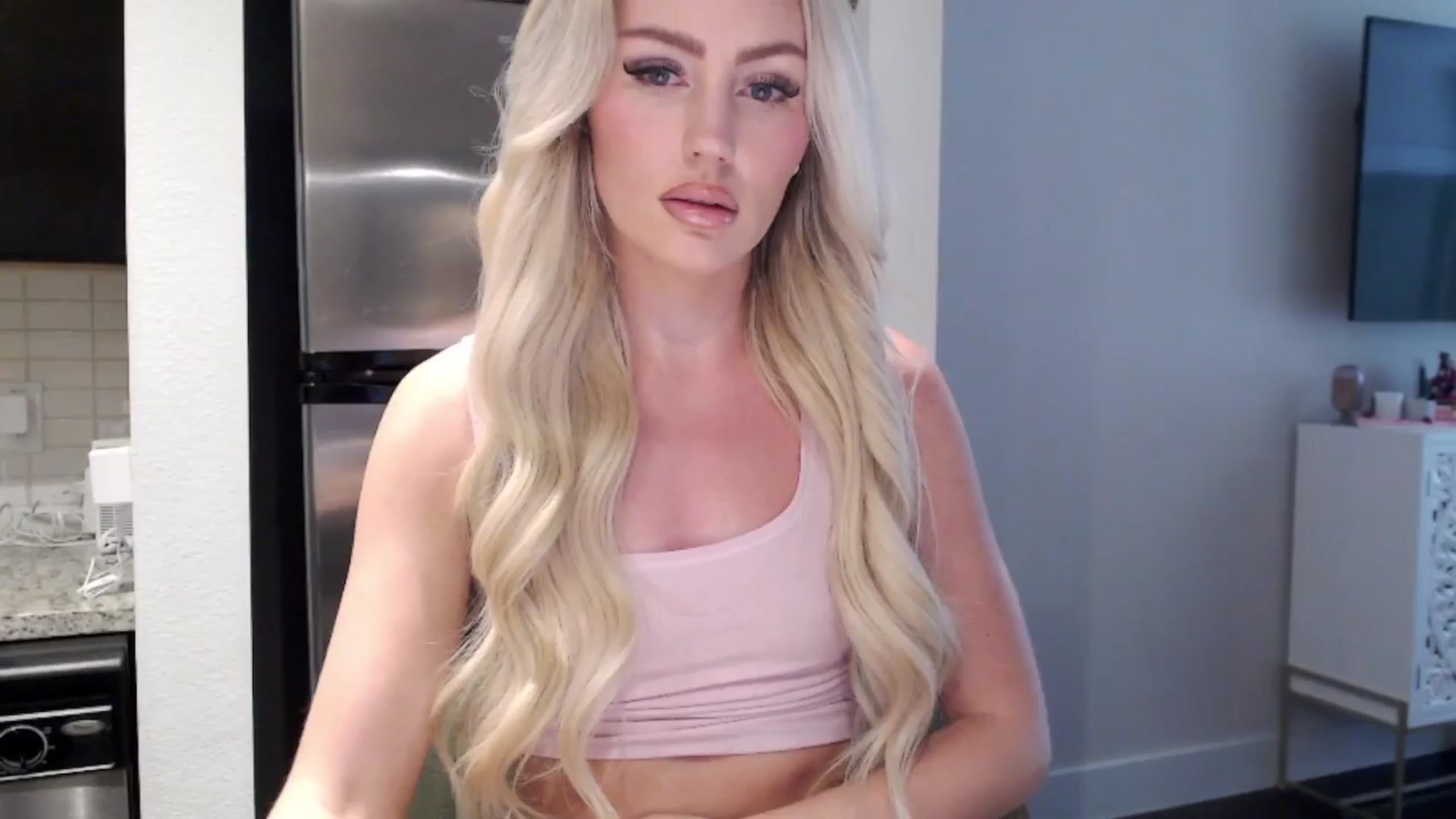 Gallery image thumbnail from Officialelsa's myfreecams stream on, 03/29/2024, 22:02 image 18 of 20