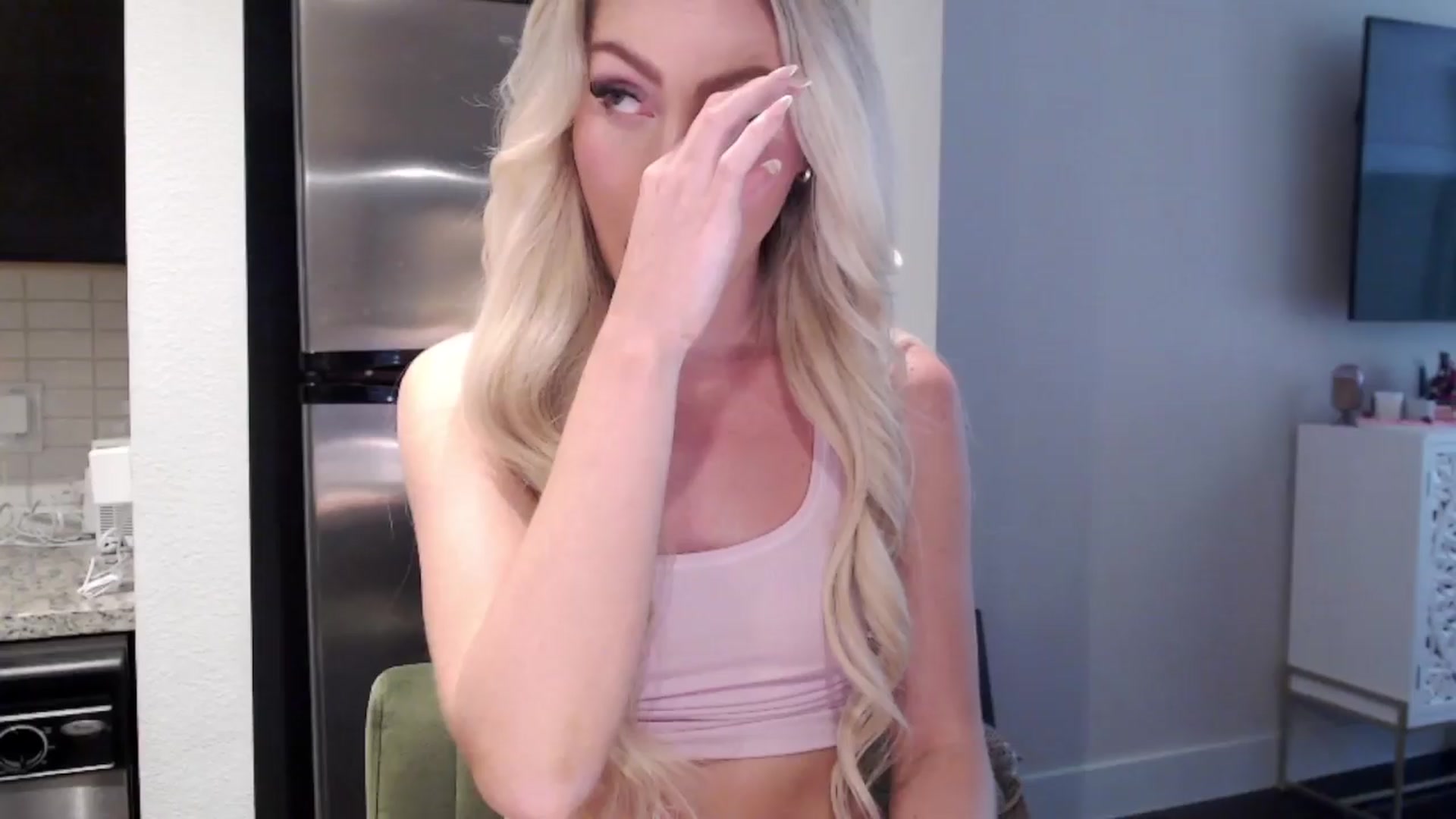 Gallery image thumbnail from Officialelsa's myfreecams stream on, 03/29/2024, 22:02 image 17 of 20