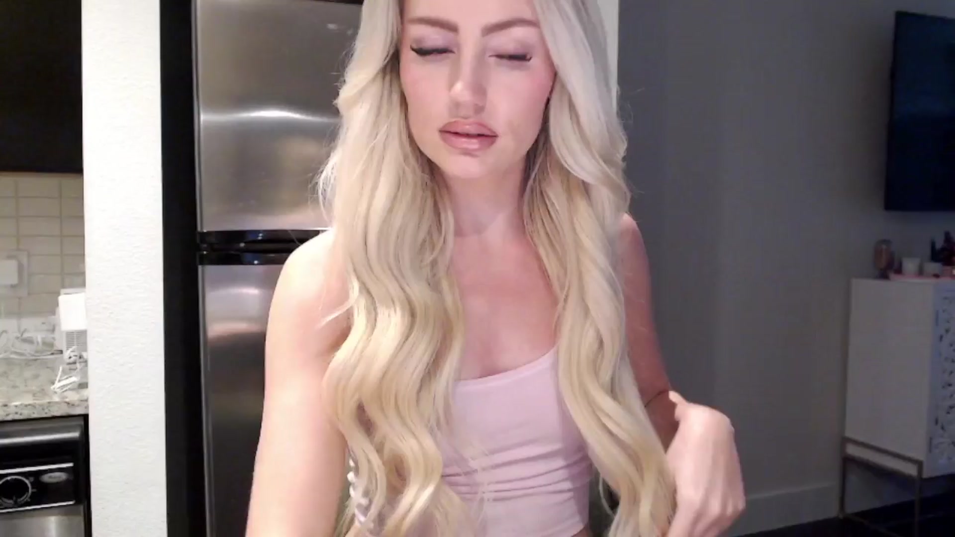 Gallery image thumbnail from Officialelsa's myfreecams stream on, 03/29/2024, 22:29 image 11 of 20